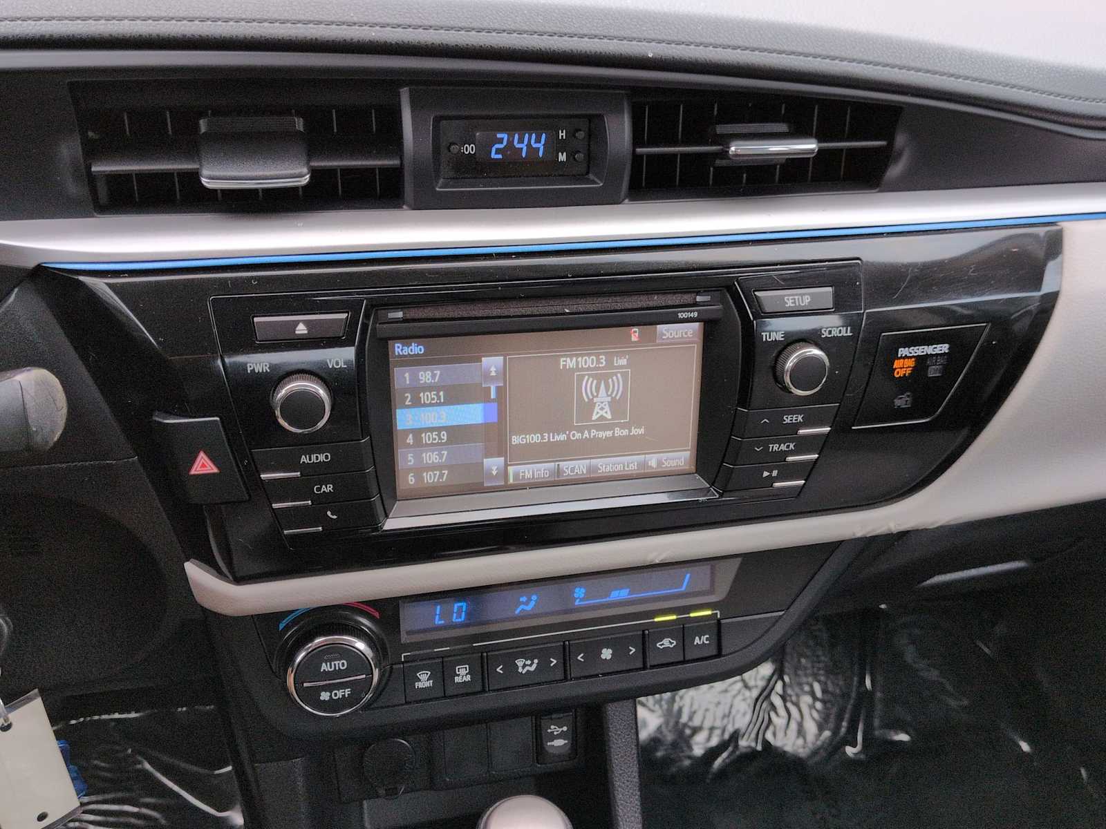 Thumbnail: 2015 Toyota Corolla - 26