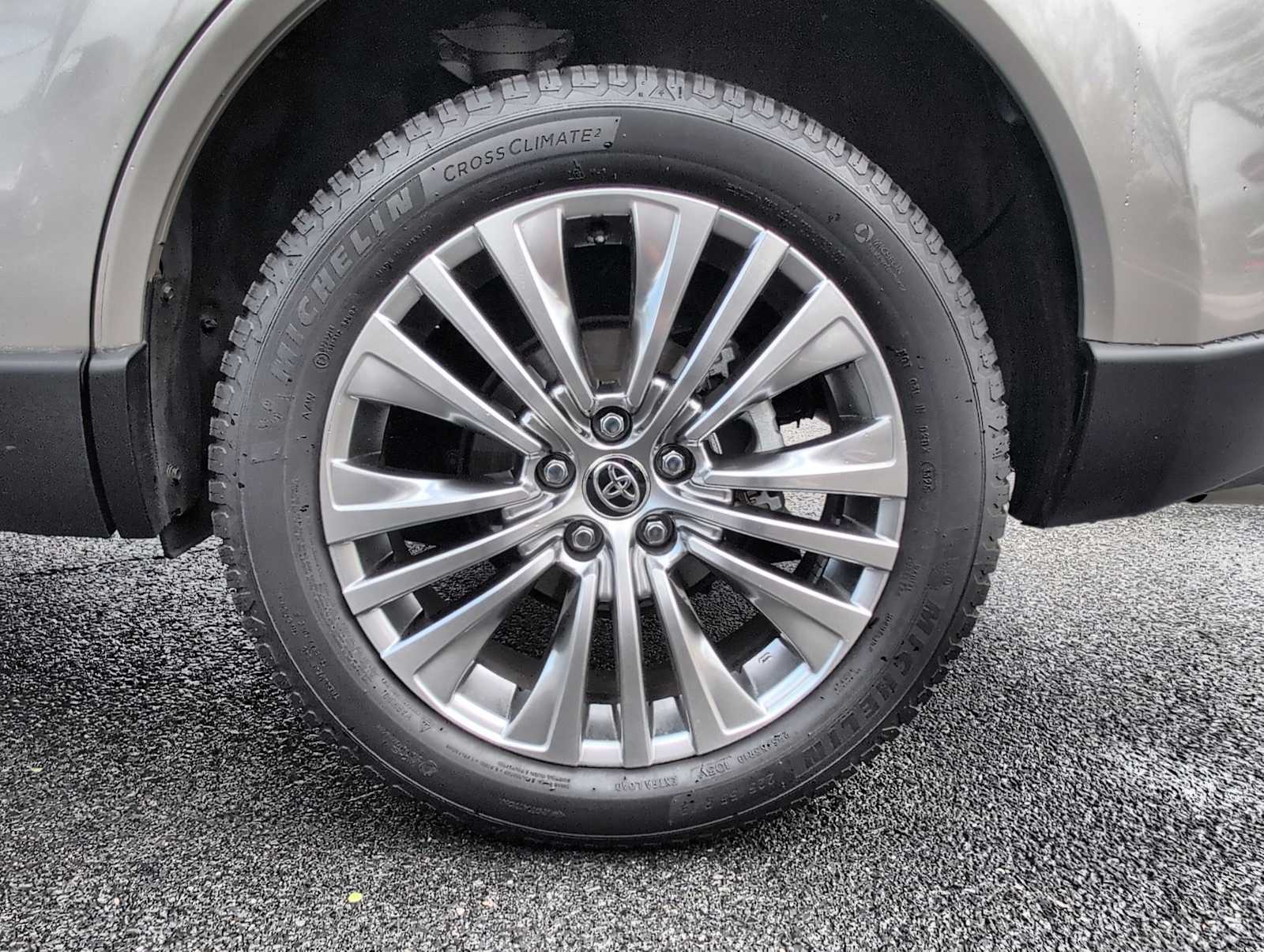 Thumbnail: 2021 Toyota Venza - 14