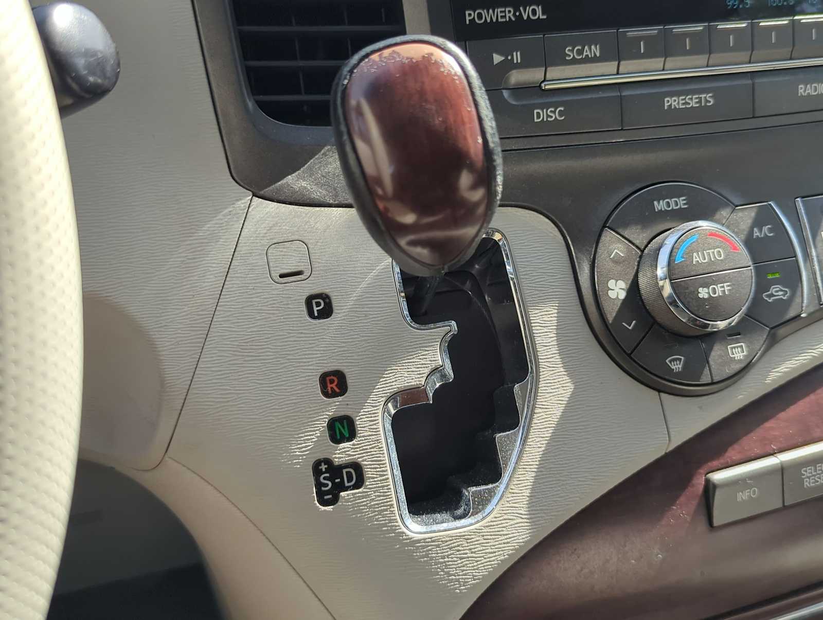 Thumbnail: 2011 Toyota Sienna - 21