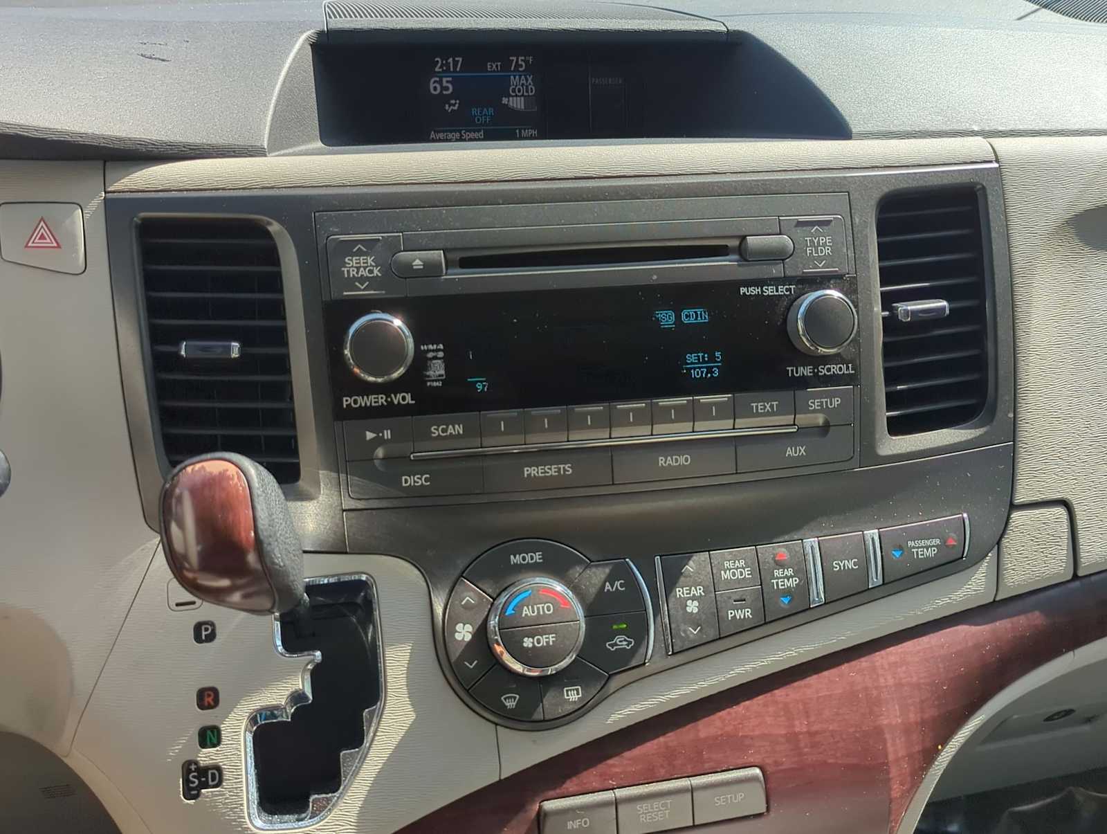 Thumbnail: 2011 Toyota Sienna - 17