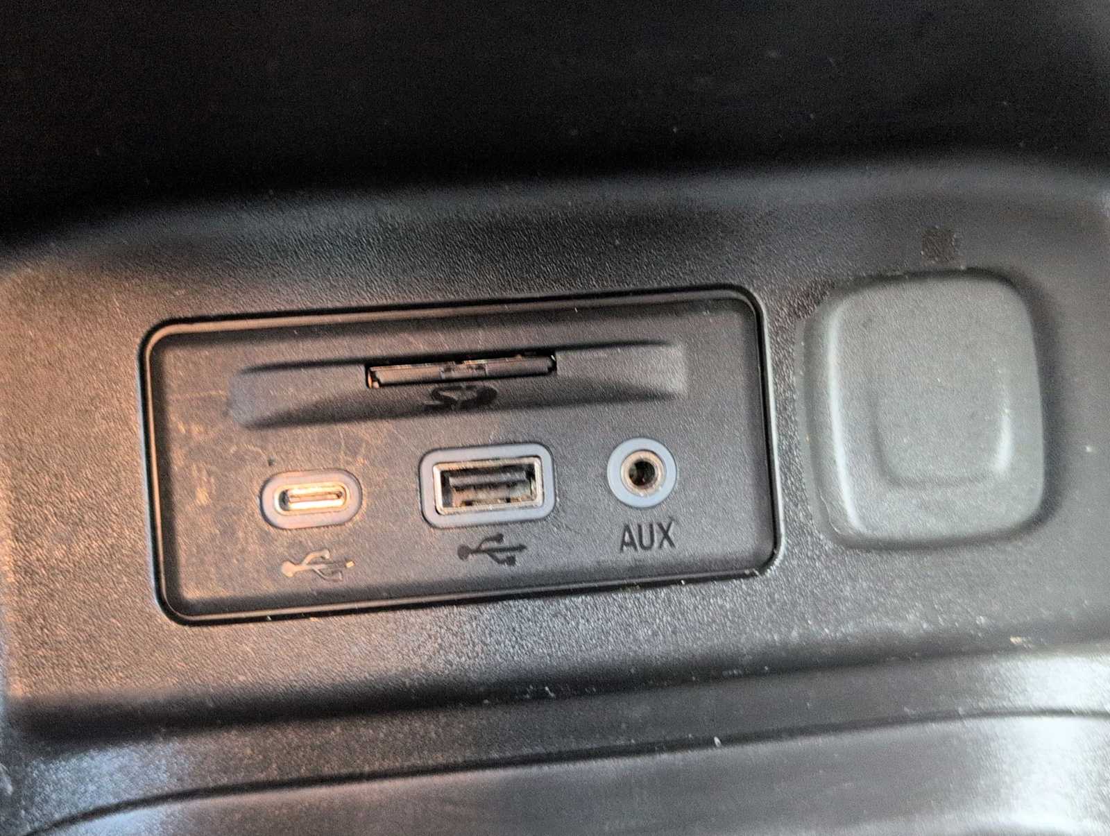 Thumbnail: 2022 Chevrolet Equinox - 31