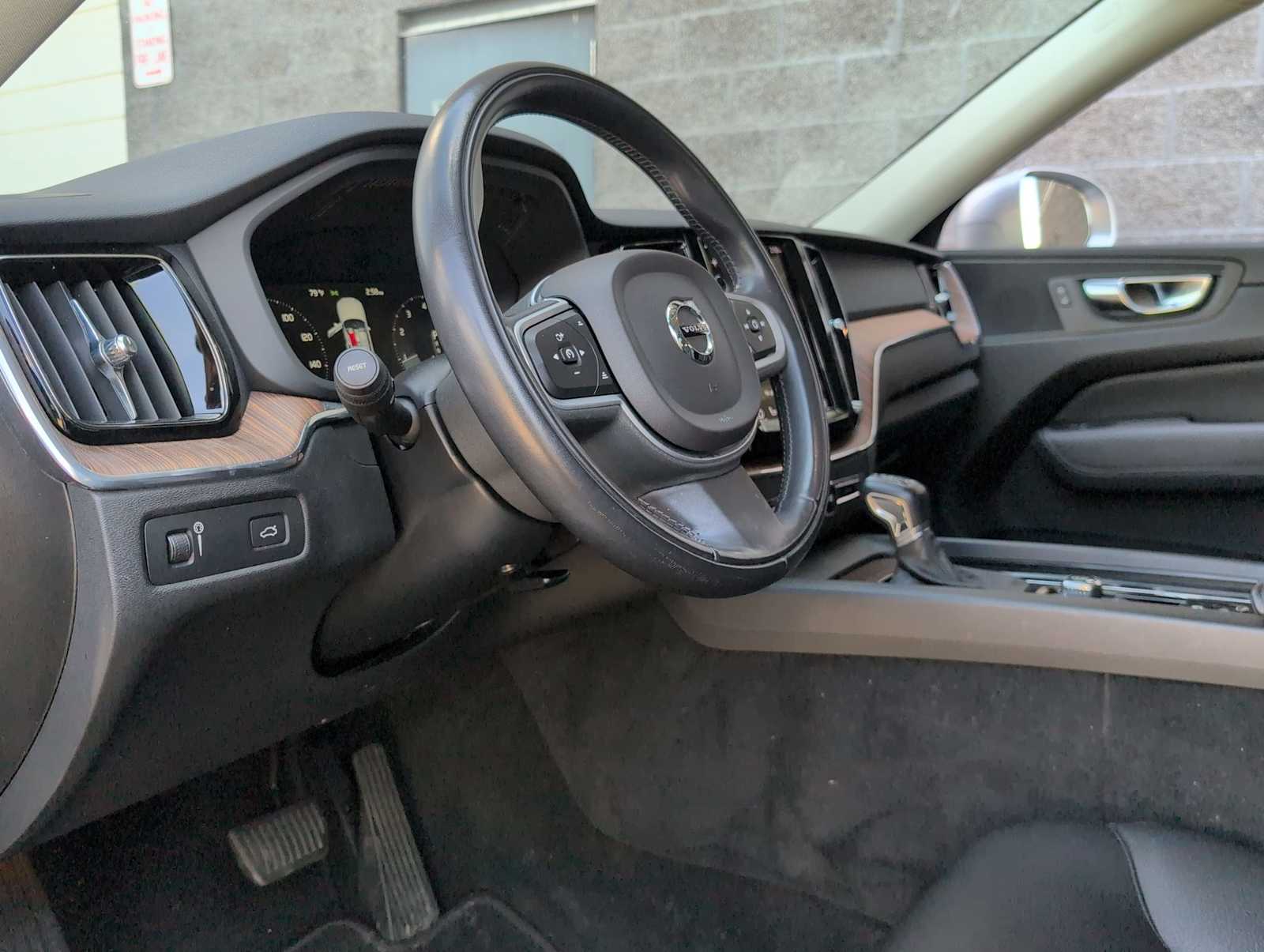 Thumbnail: 2021 Volvo XC60 - 10
