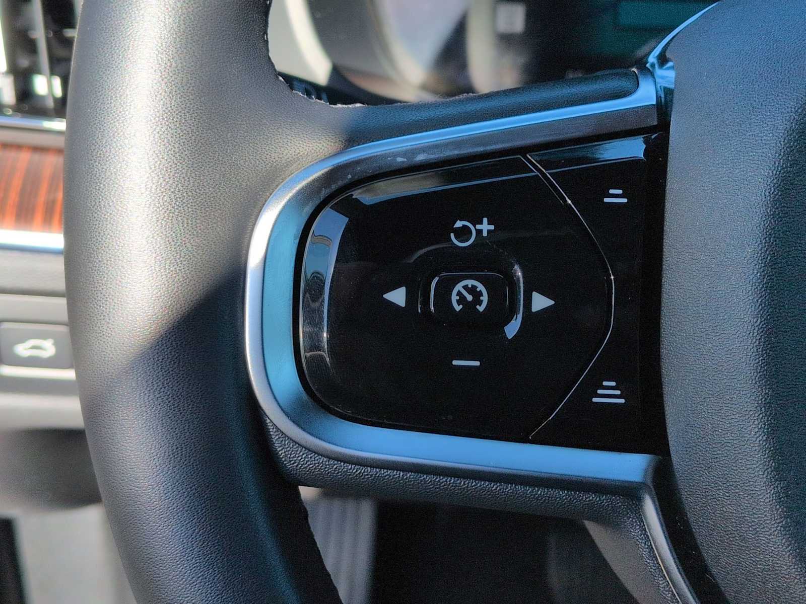 Thumbnail: 2025 Volvo XC60 - 24