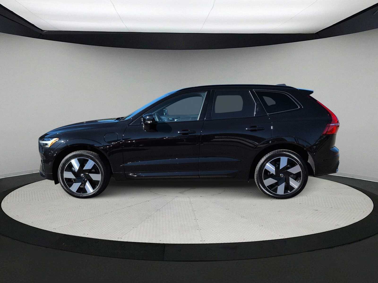 Thumbnail: 2025 Volvo XC60 - 5