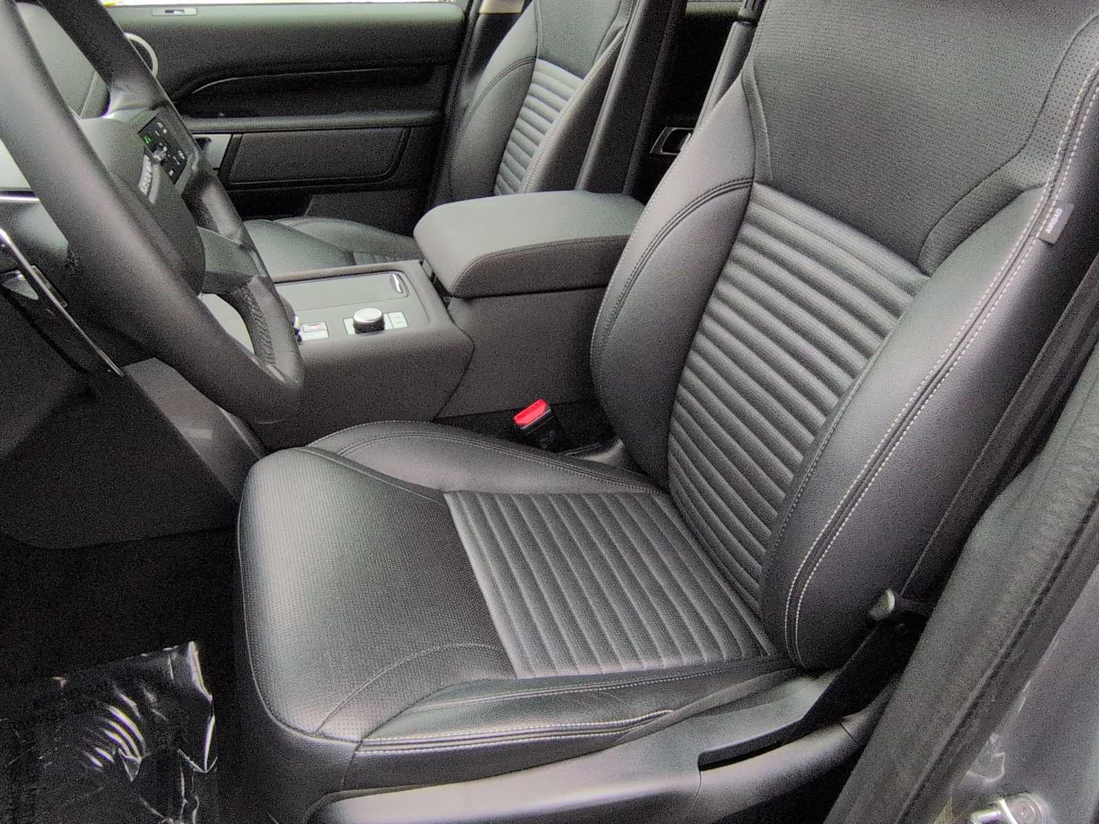 Thumbnail: 2024 Land Rover Discovery - 16