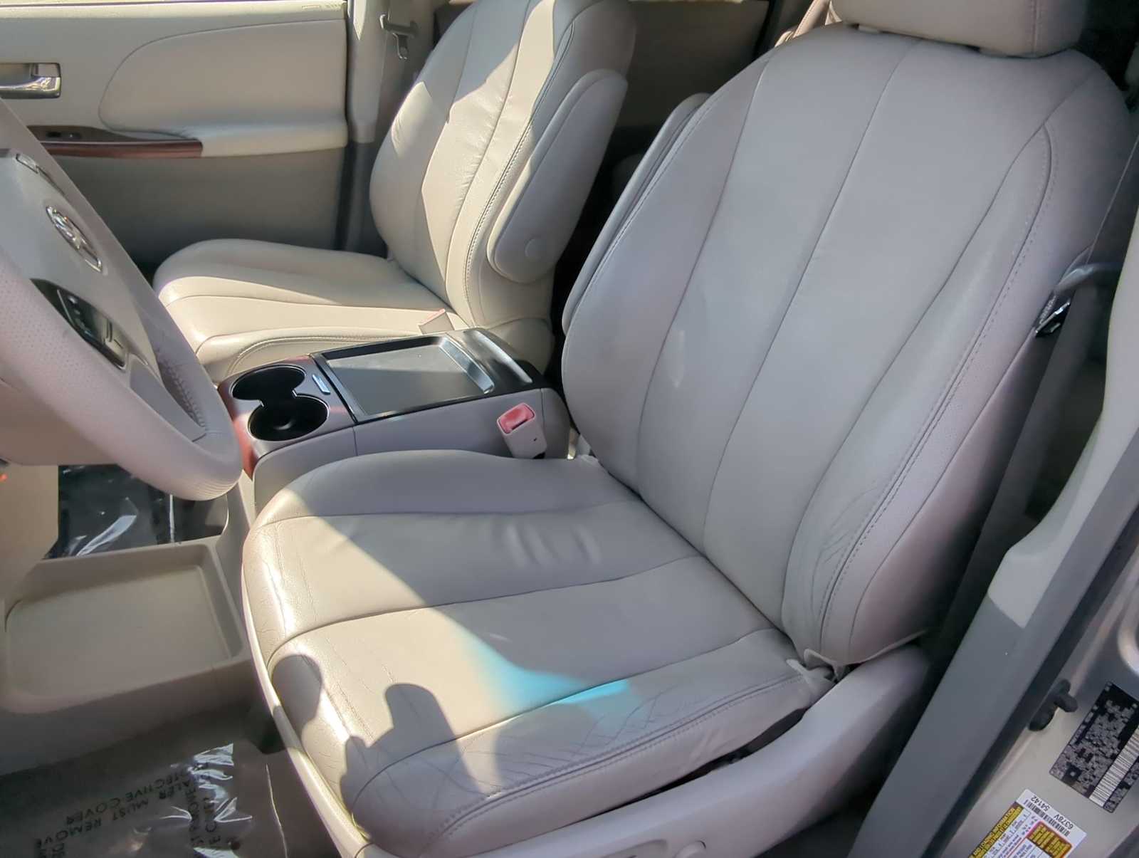 Thumbnail: 2011 Toyota Sienna - 8