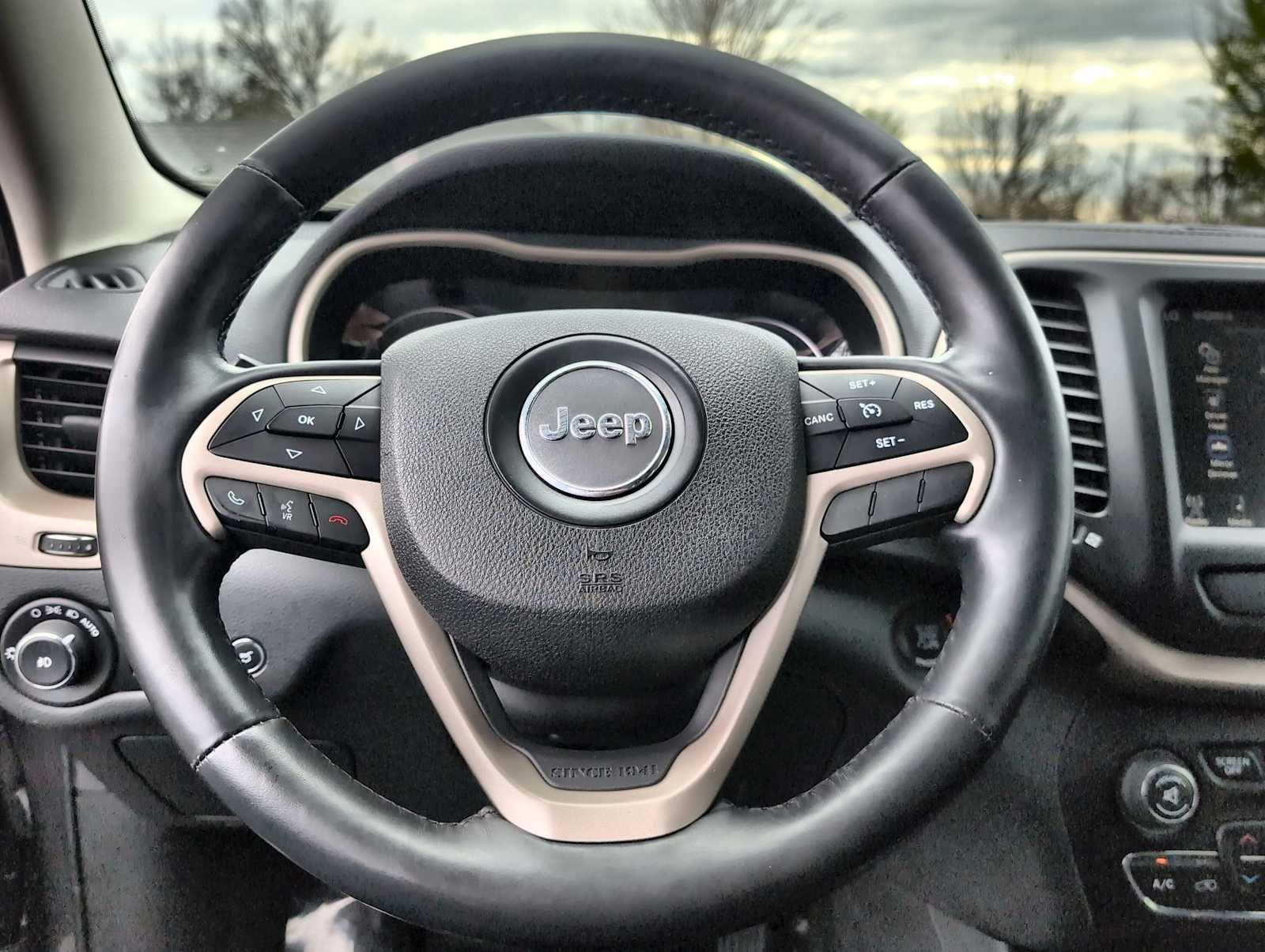 Thumbnail: 2015 Jeep Cherokee - 23