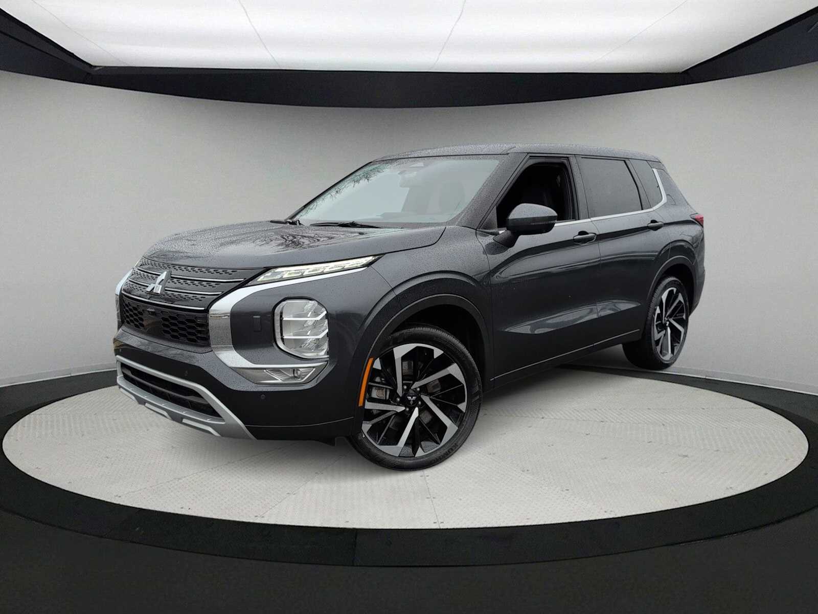 Thumbnail: 2024 Mitsubishi Outlander - 1