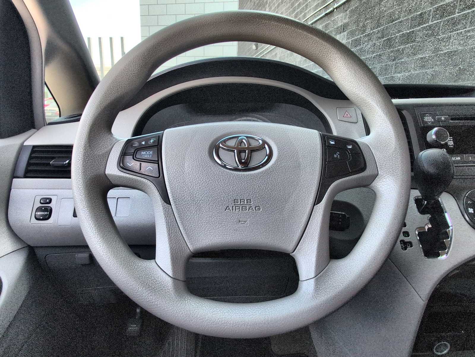 Thumbnail: 2014 Toyota Sienna - 21