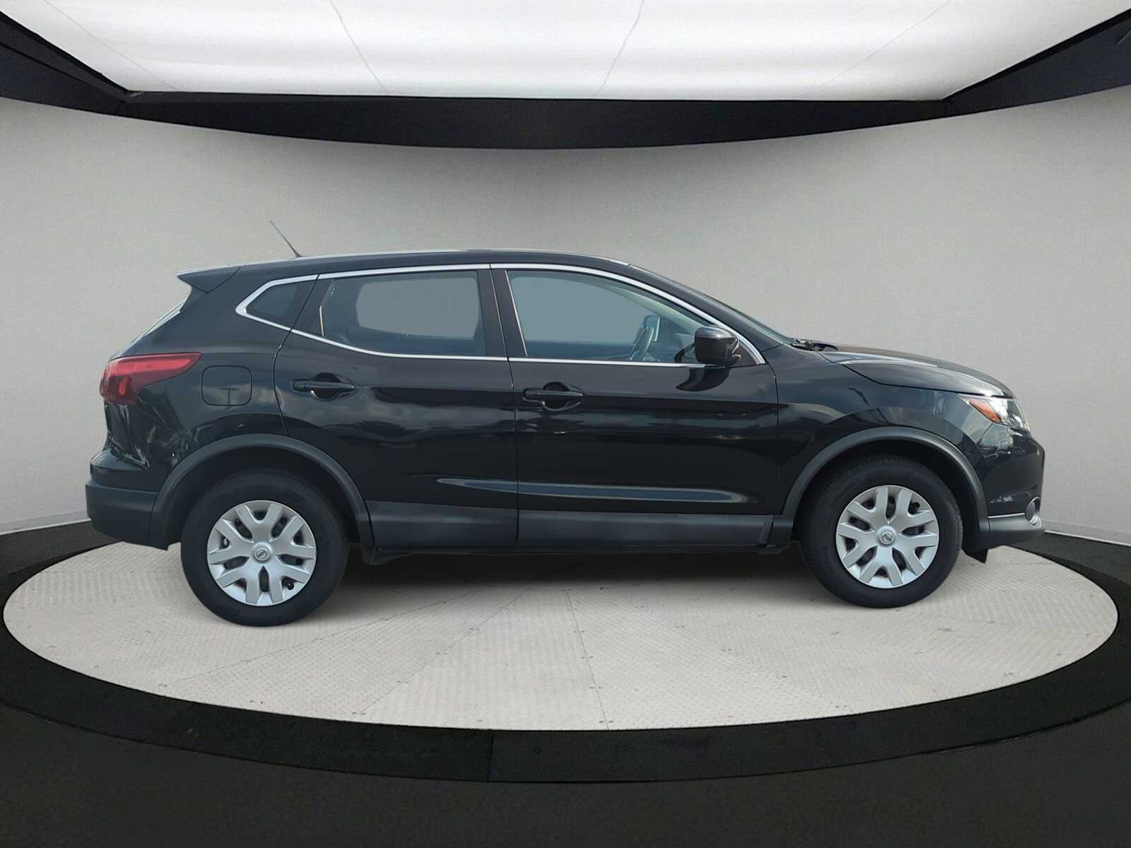Thumbnail: 2017 Nissan Rogue Sport - 9