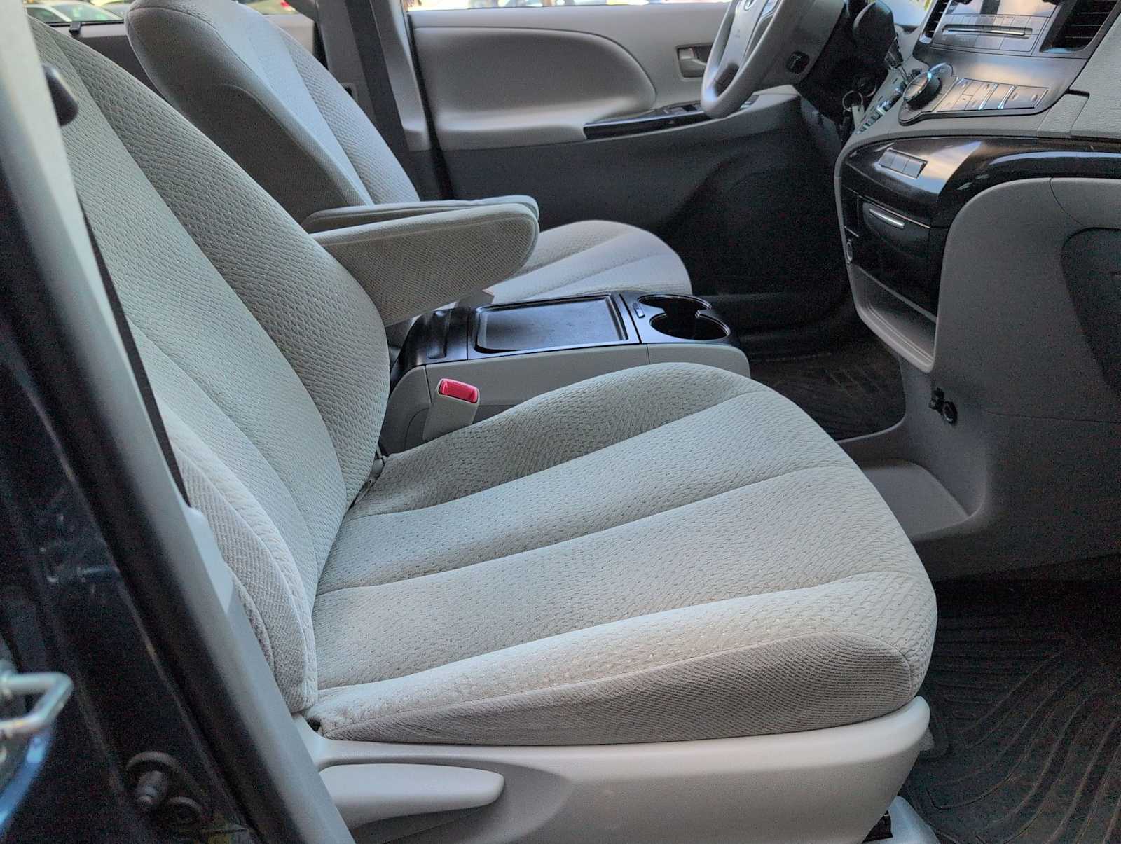 Thumbnail: 2014 Toyota Sienna - 20