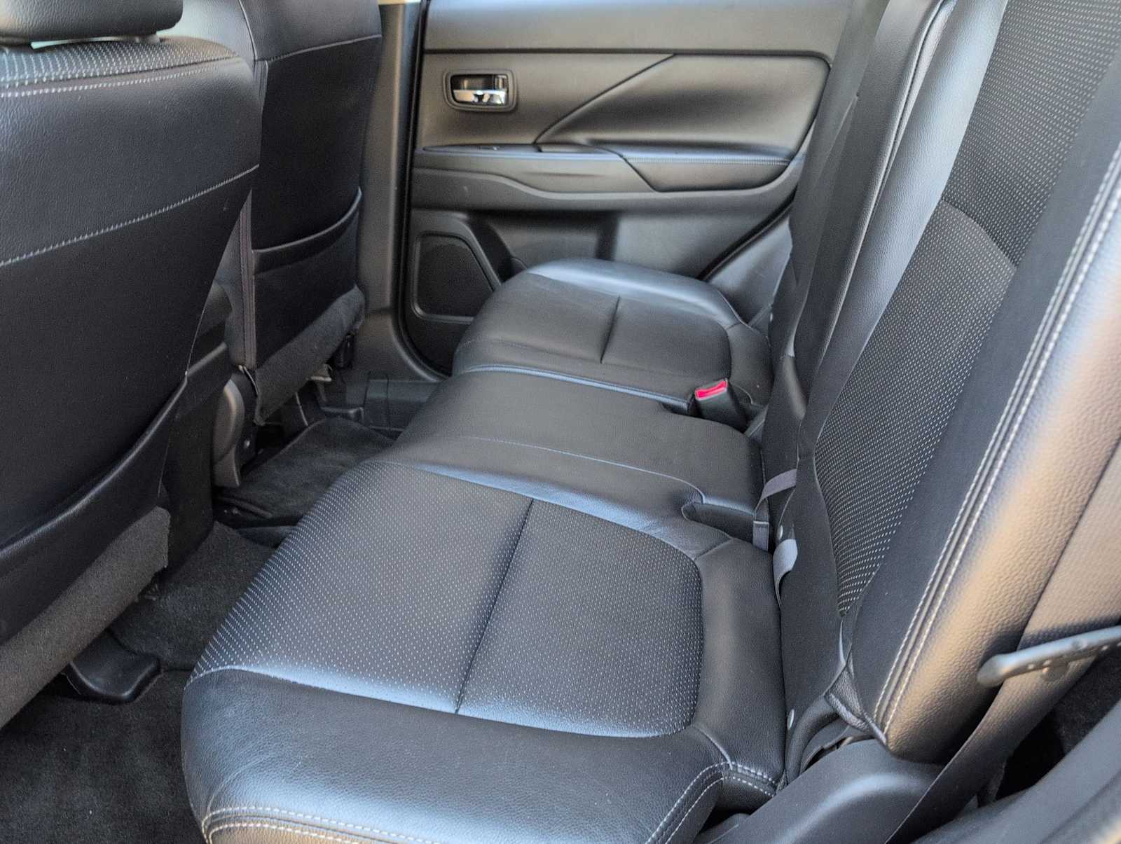 Thumbnail: 2016 Mitsubishi Outlander - 19