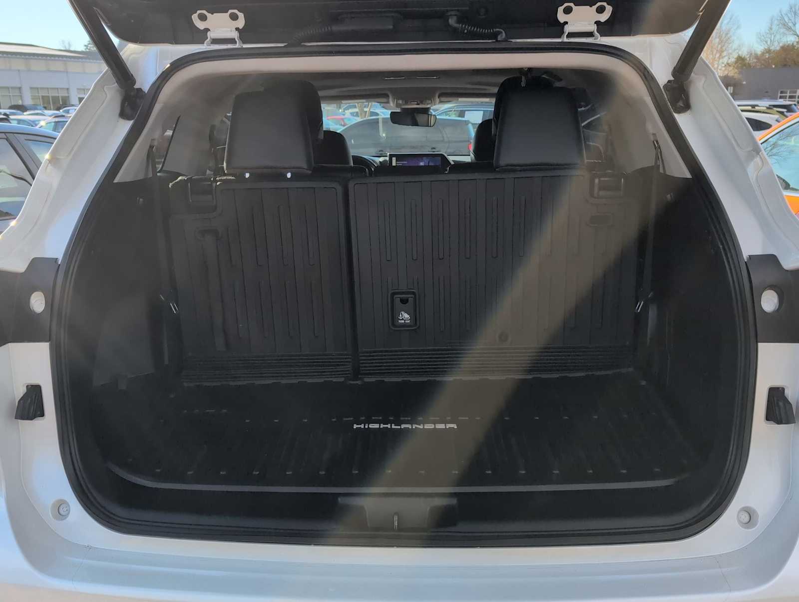 Thumbnail: 2023 Toyota Highlander - 33