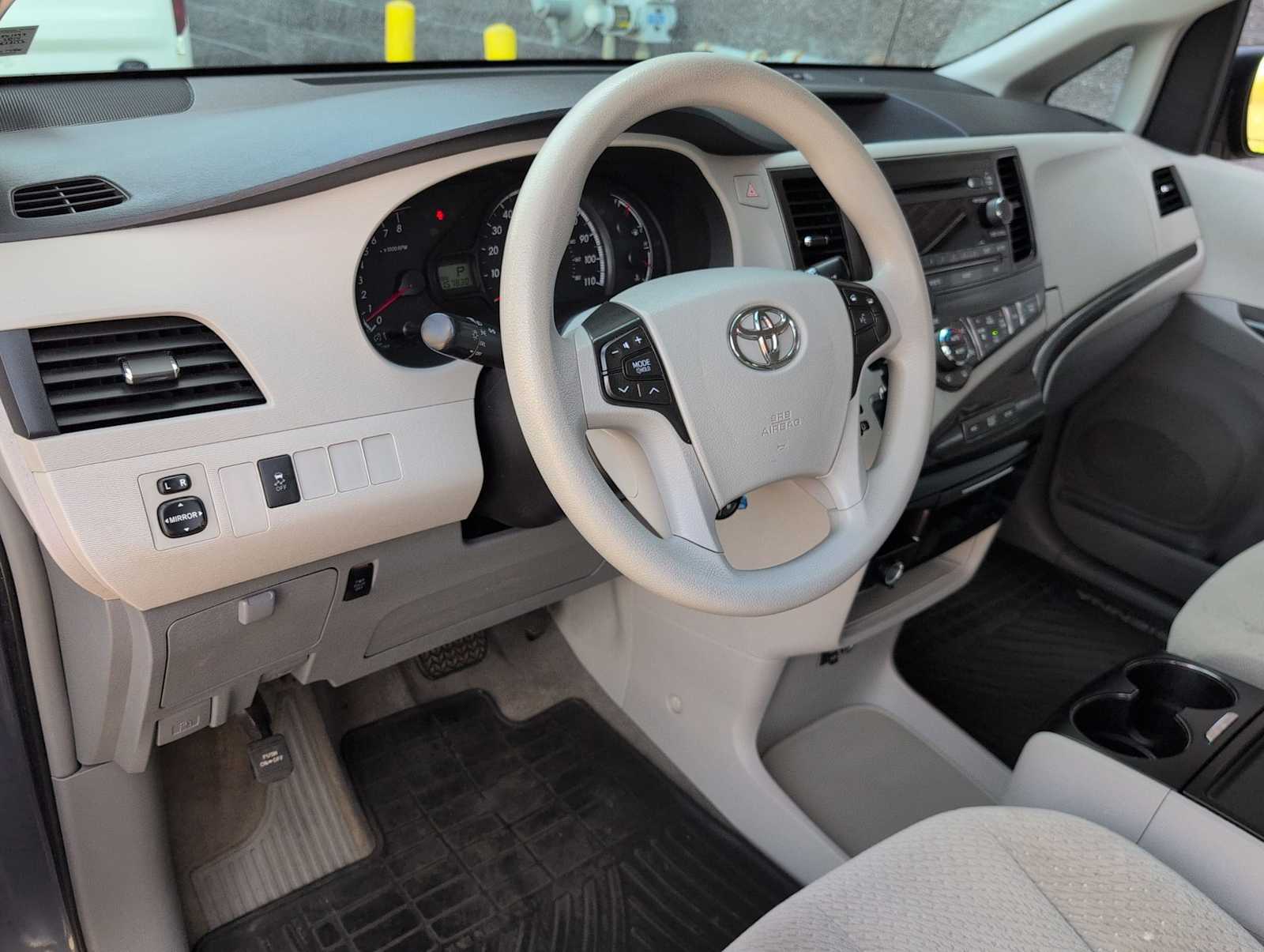 Thumbnail: 2014 Toyota Sienna - 10