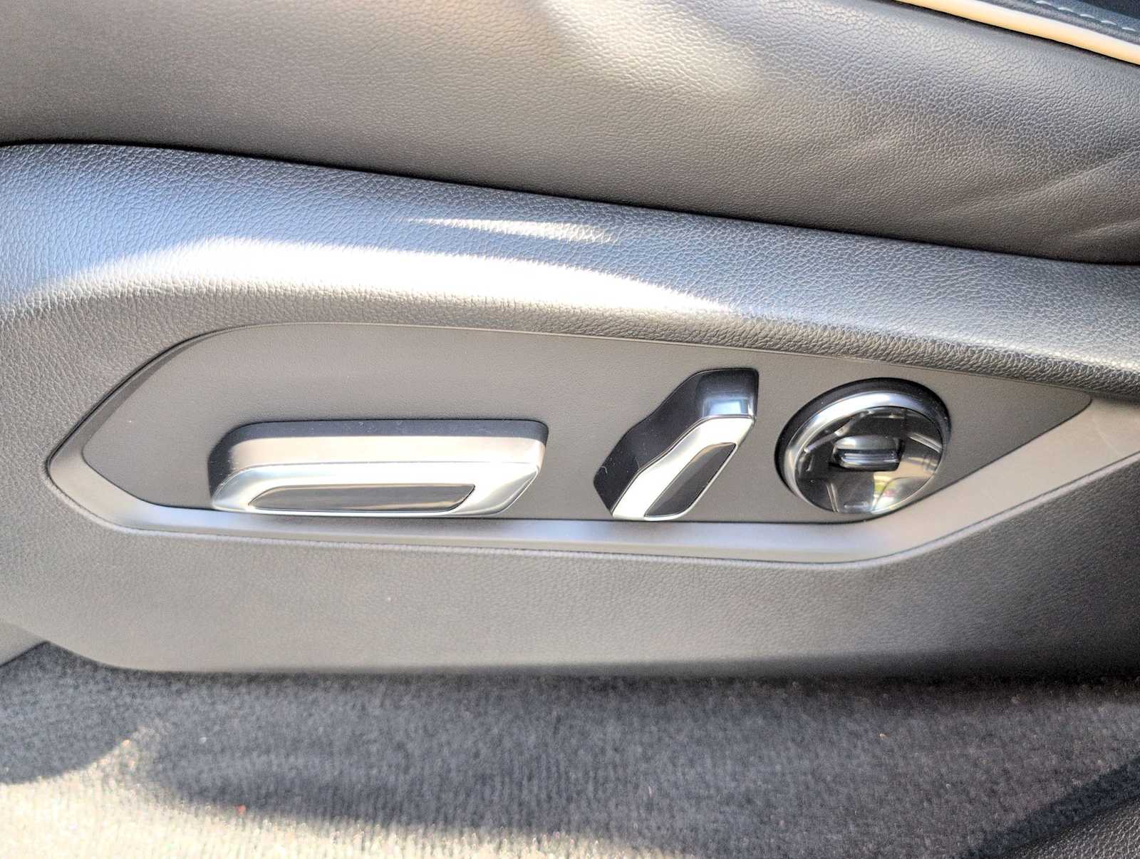 Thumbnail: 2023 Acura MDX - 17