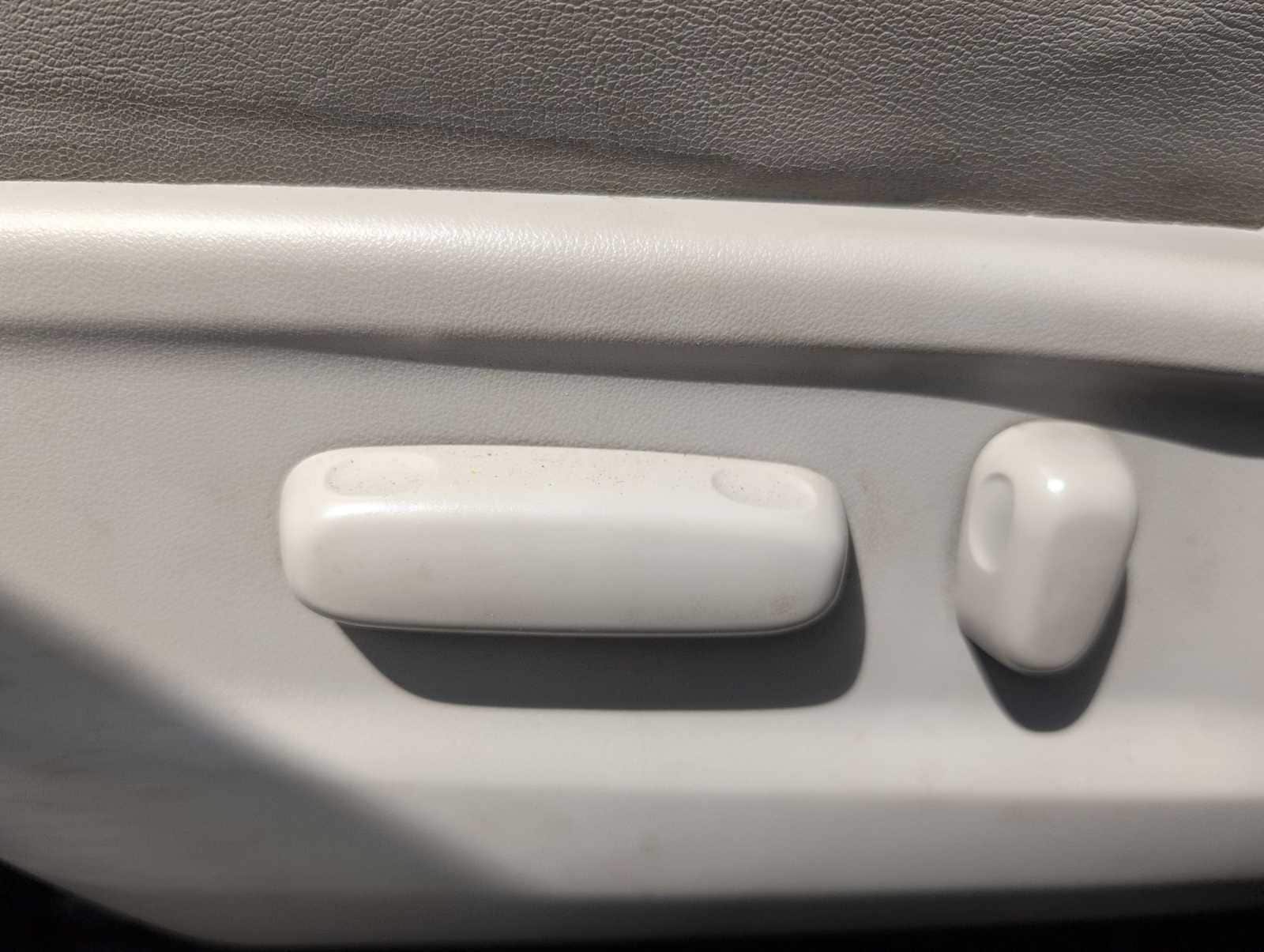 Thumbnail: 2011 Toyota Venza - 17