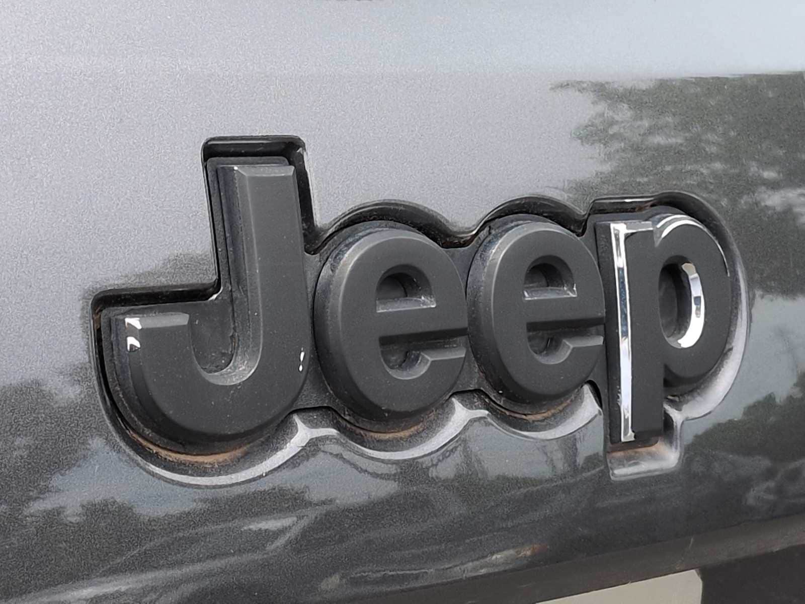 Thumbnail: 2015 Jeep Grand Cherokee - 12