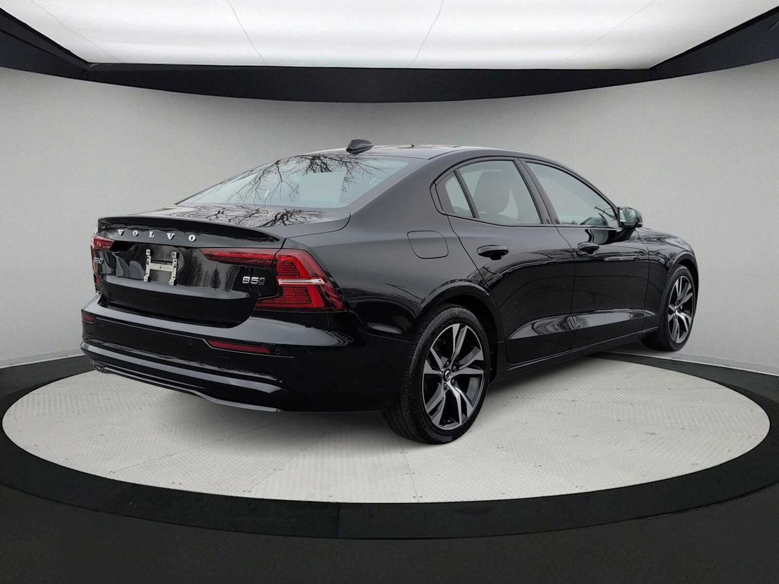 Thumbnail: 2024 Volvo S60 - 8