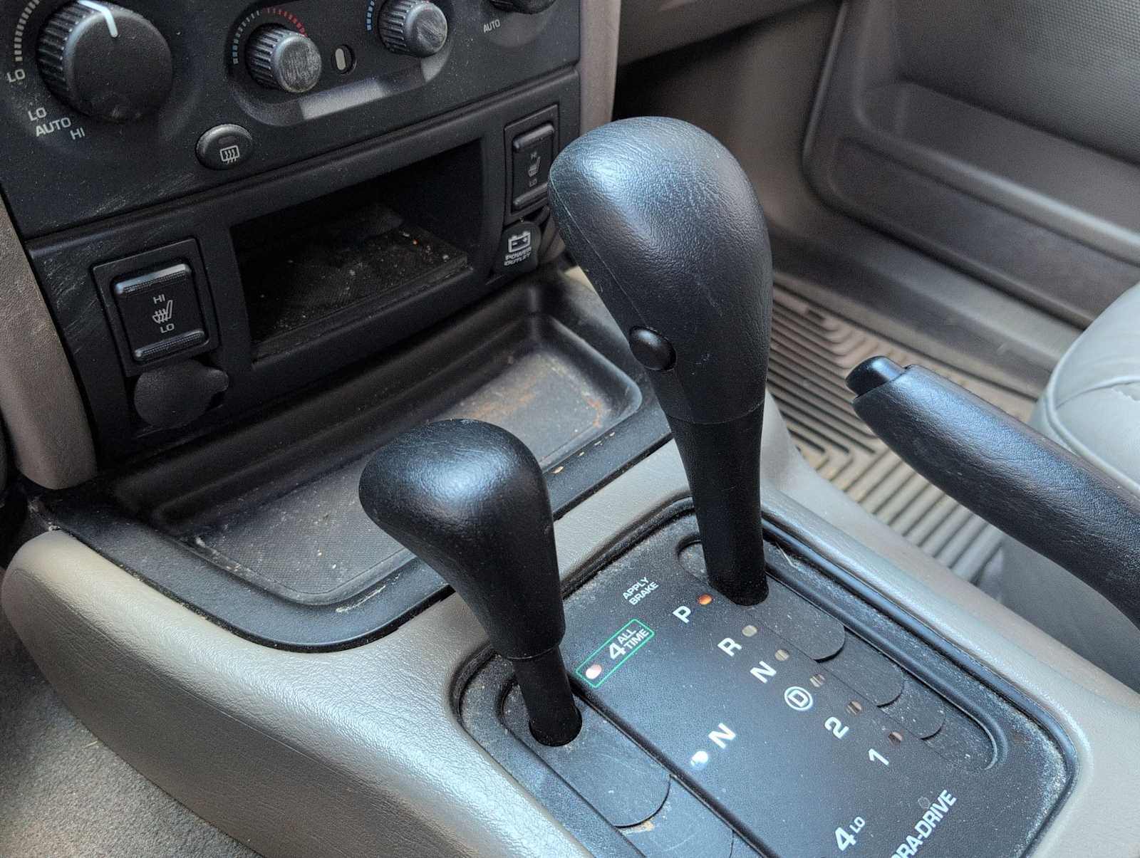 Thumbnail: 2004 Jeep Grand Cherokee - 28