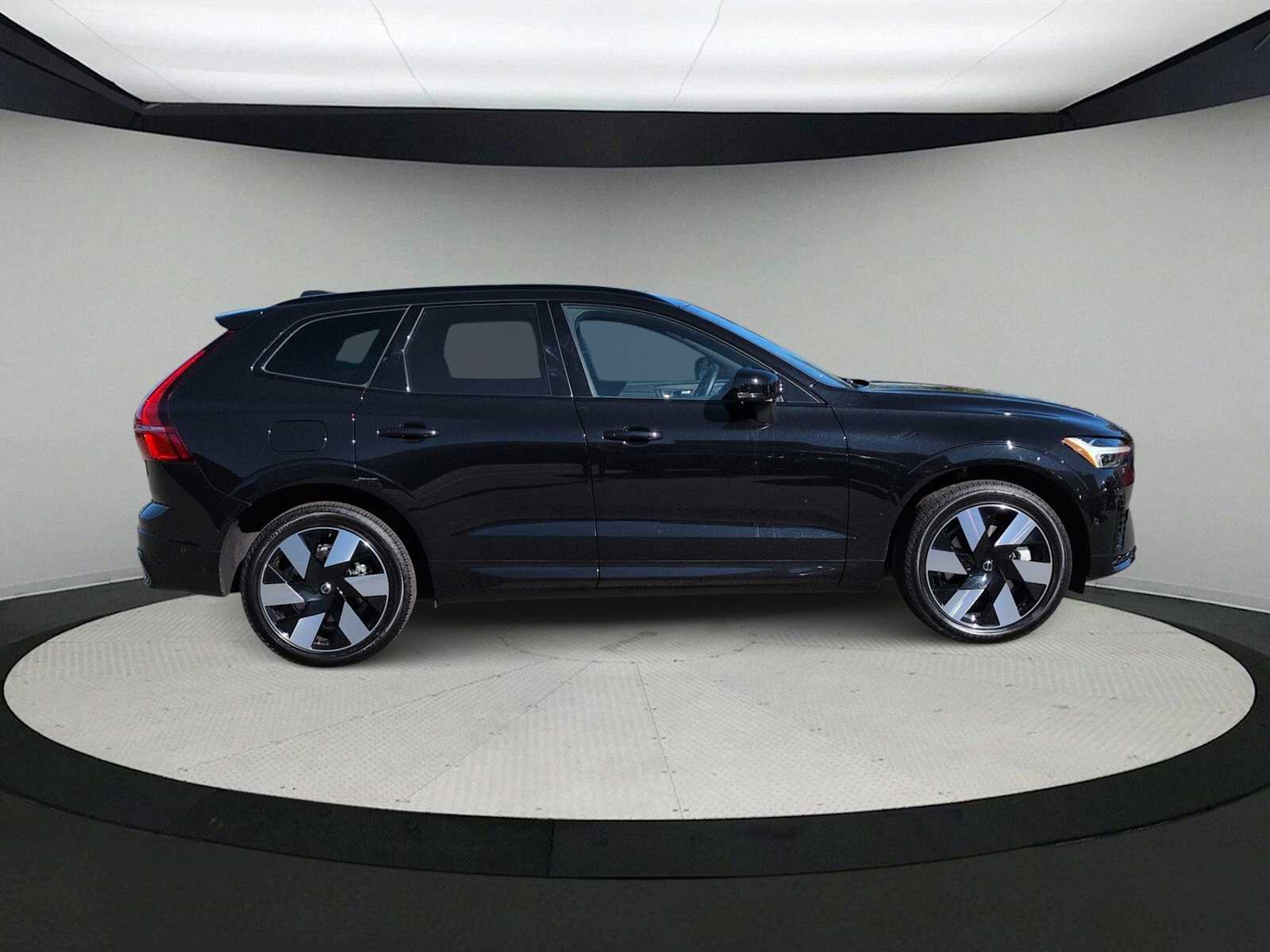 Thumbnail: 2025 Volvo XC60 - 9