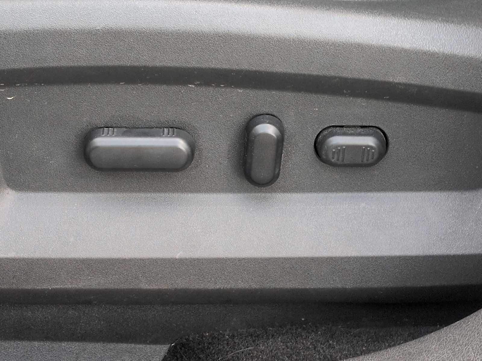 Thumbnail: 2013 Ford Edge - 17