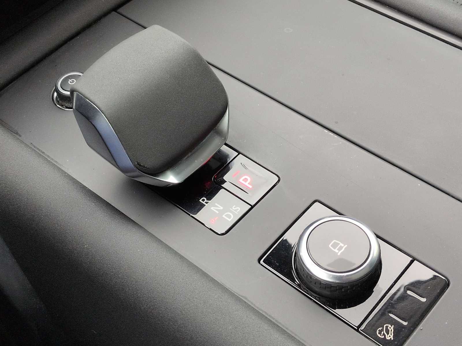 Thumbnail: 2024 Land Rover Discovery - 33