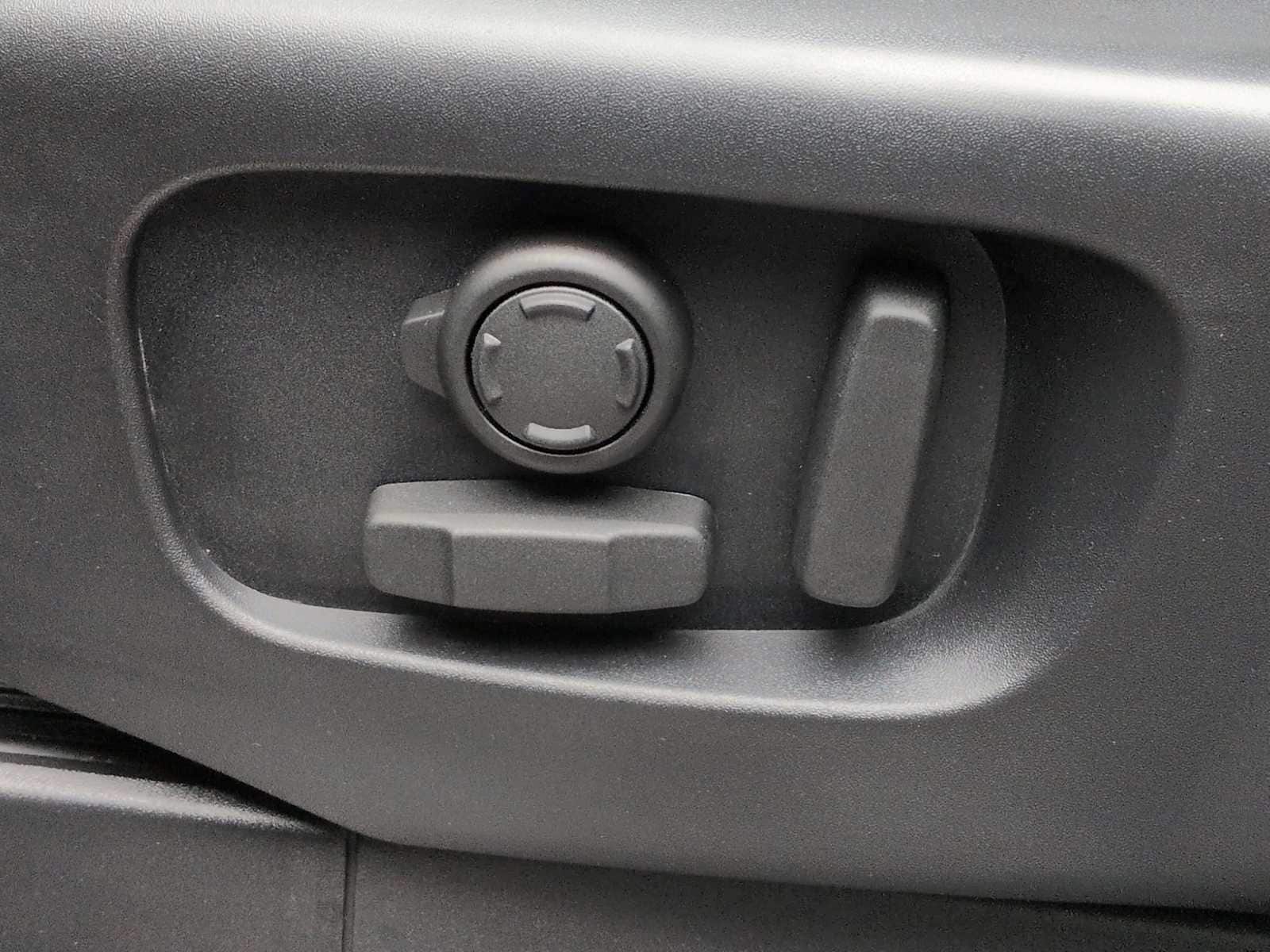 Thumbnail: 2024 Land Rover Discovery - 17