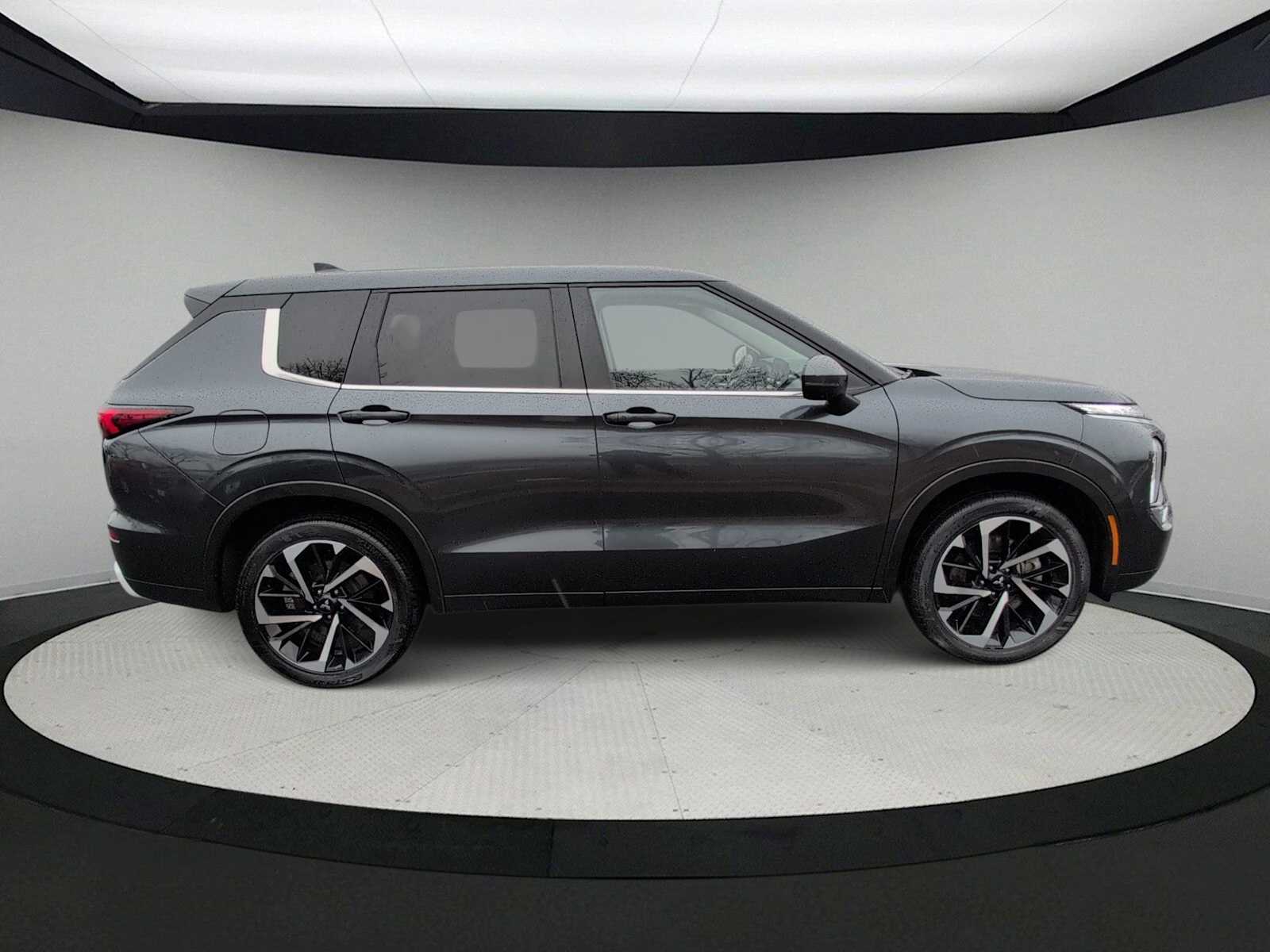 Thumbnail: 2024 Mitsubishi Outlander - 9