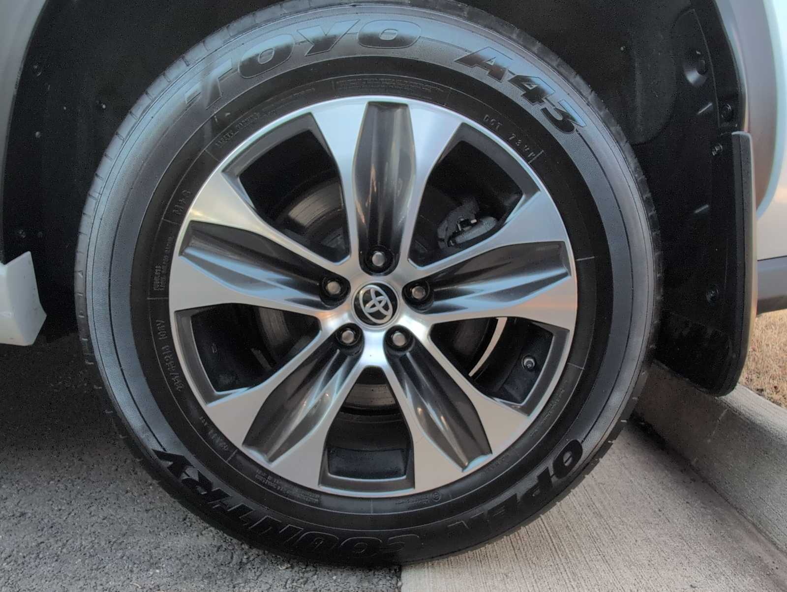 Thumbnail: 2023 Toyota Highlander - 14