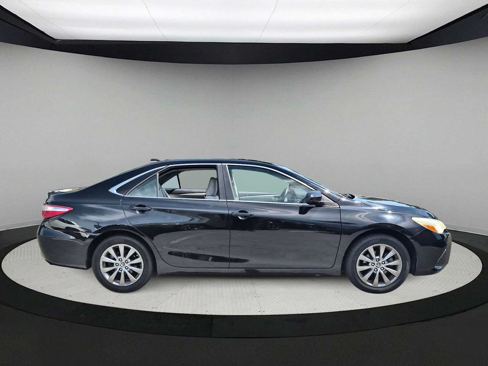 2016 Toyota Camry XLE - Photo 9