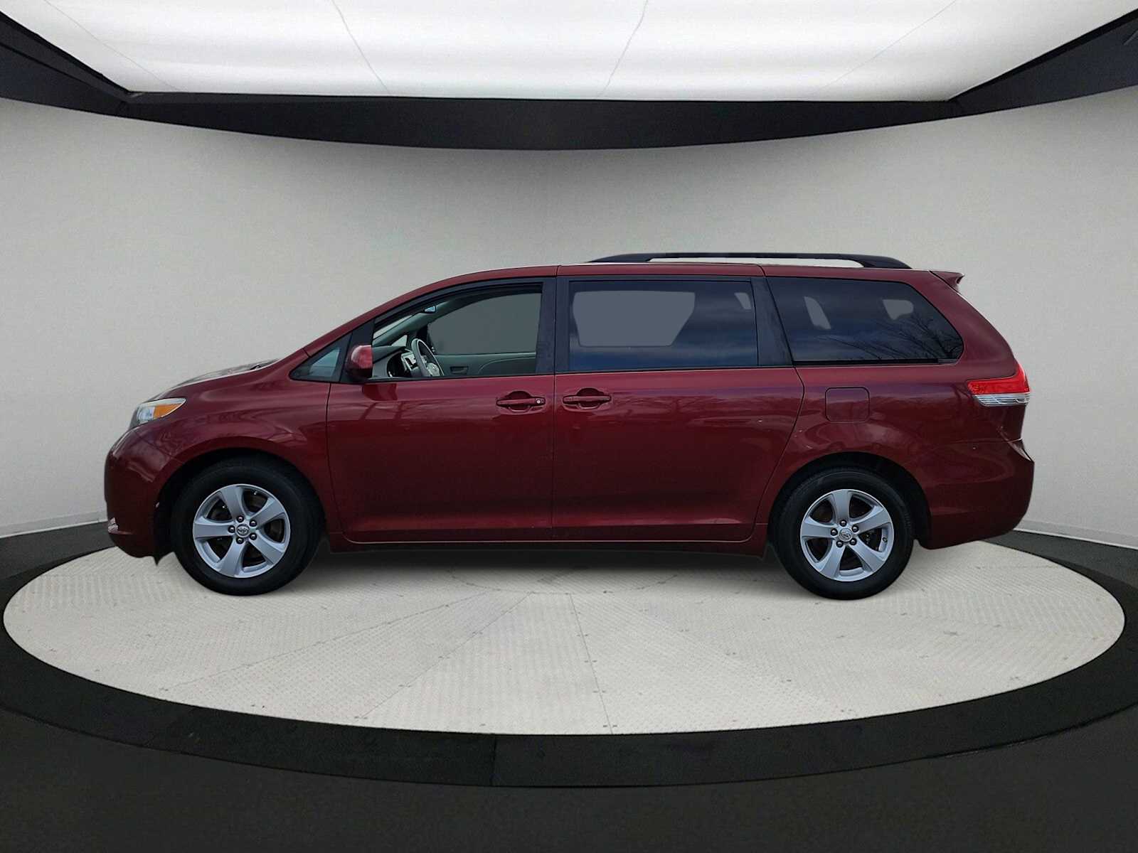 Thumbnail: 2011 Toyota Sienna - 5
