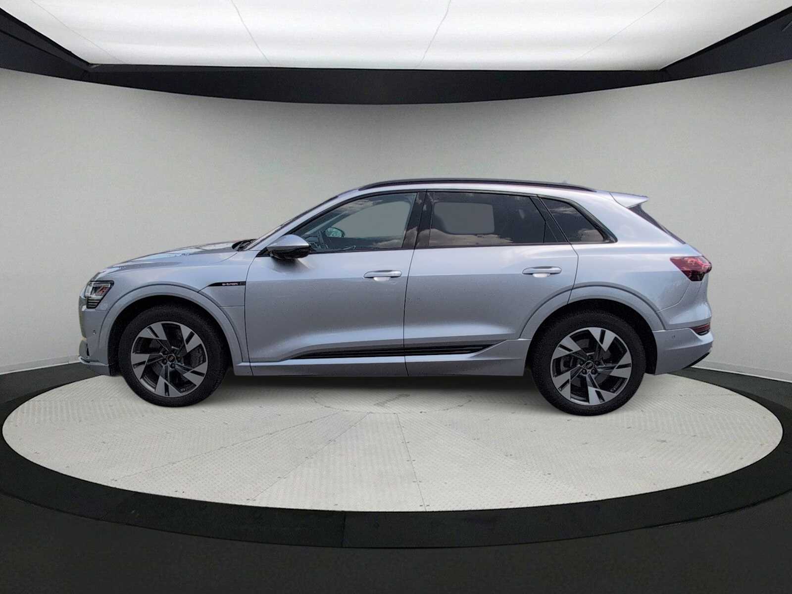 Thumbnail: 2022 Audi e-tron - 5
