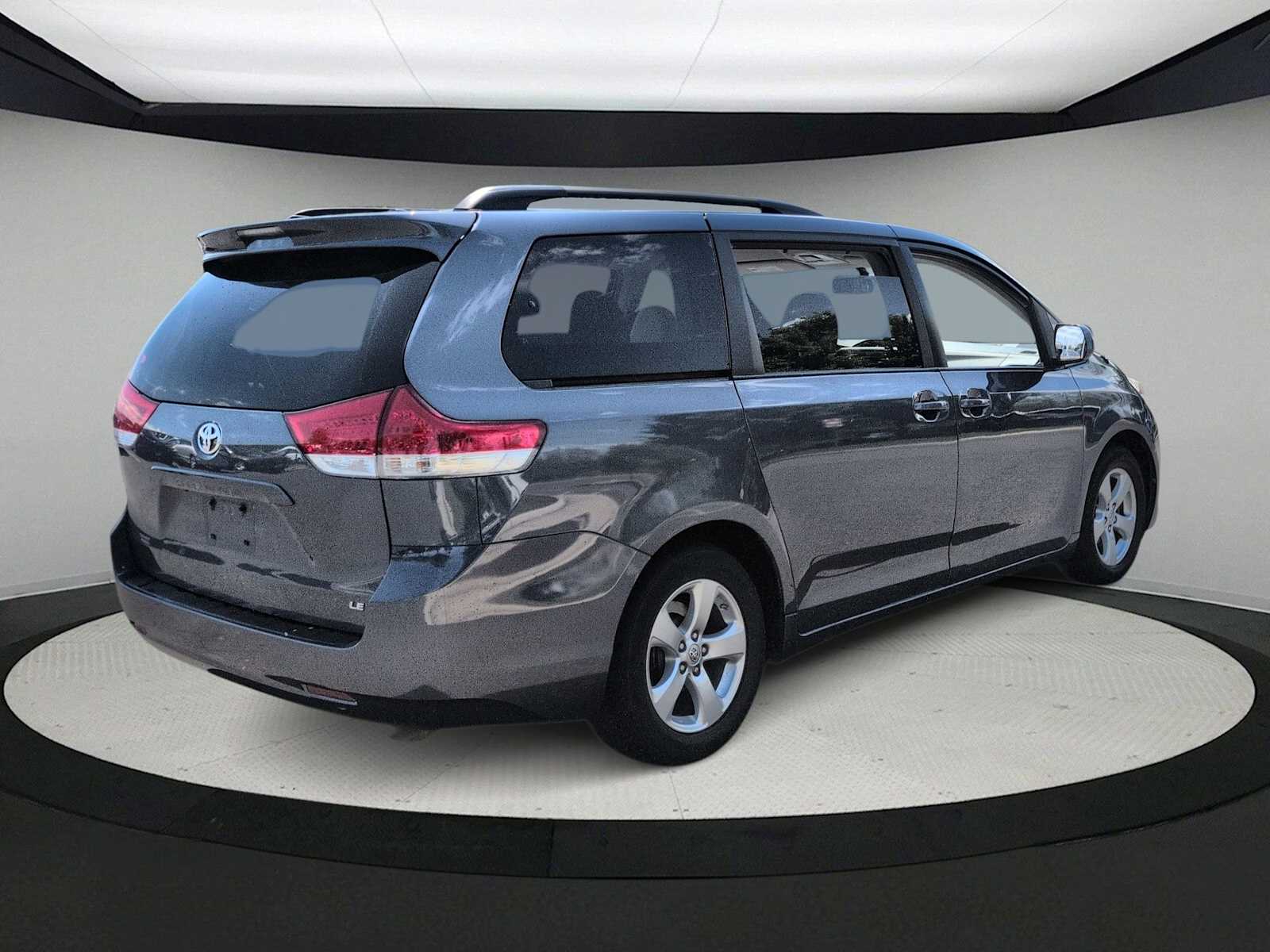 Thumbnail: 2014 Toyota Sienna - 8