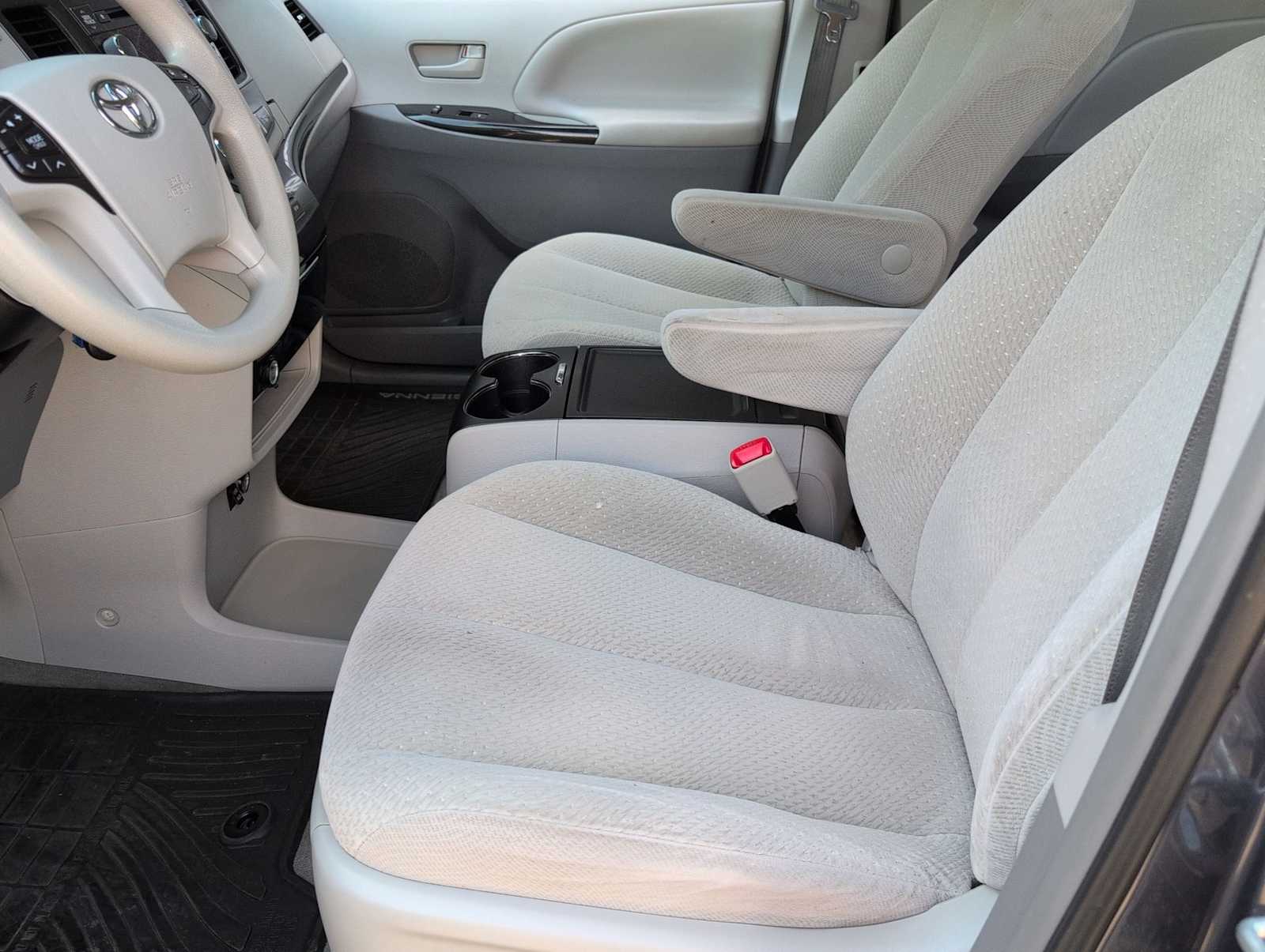 Thumbnail: 2014 Toyota Sienna - 15