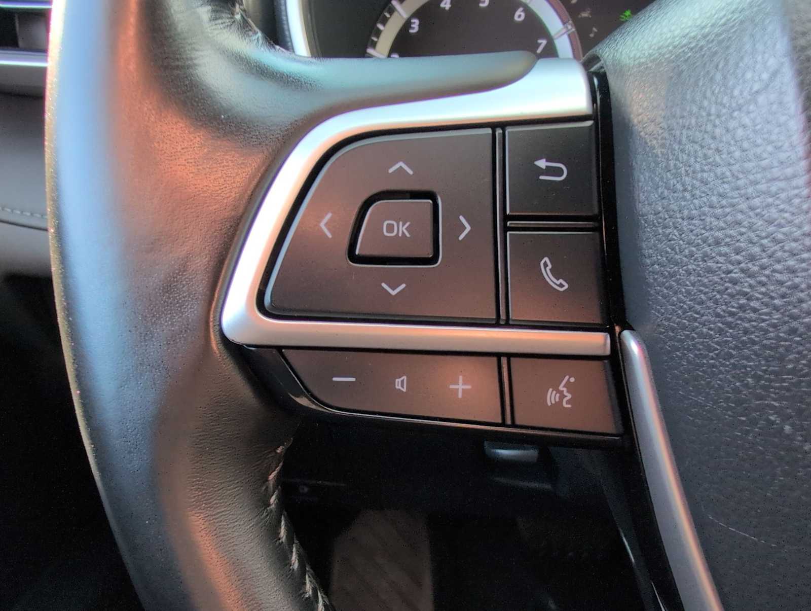 Thumbnail: 2023 Toyota Highlander - 24