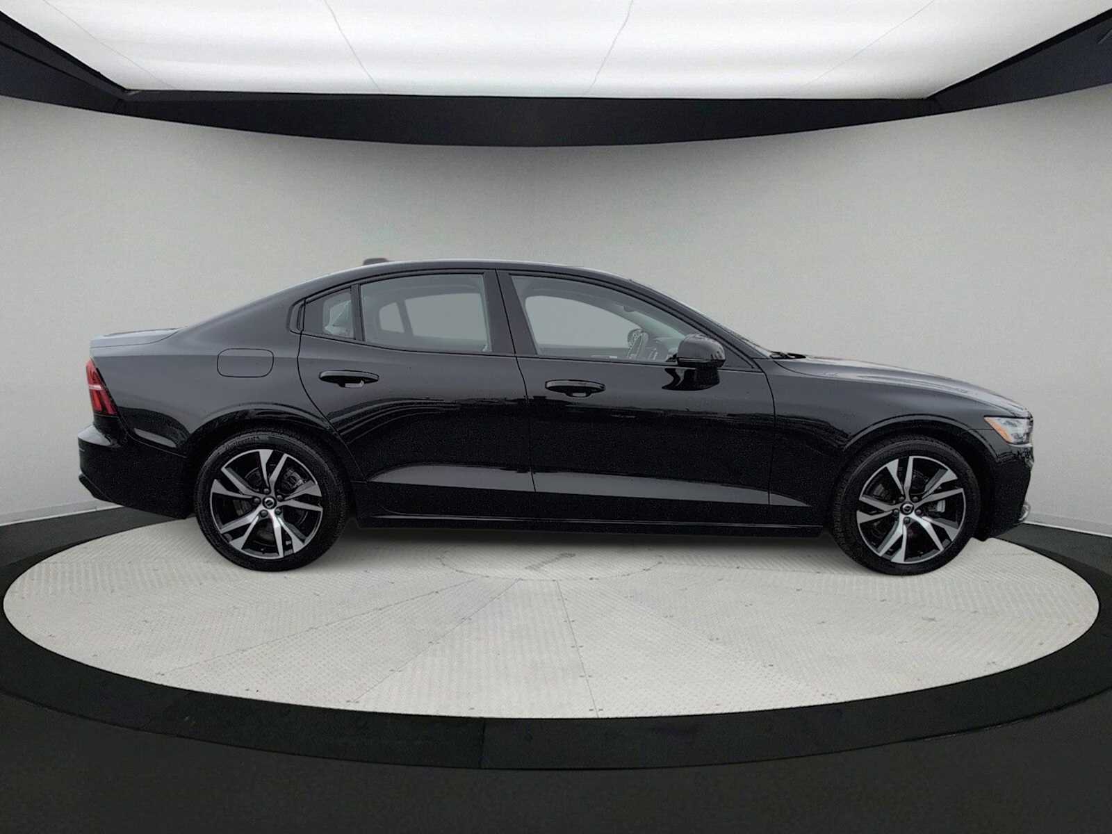 Thumbnail: 2024 Volvo S60 - 9