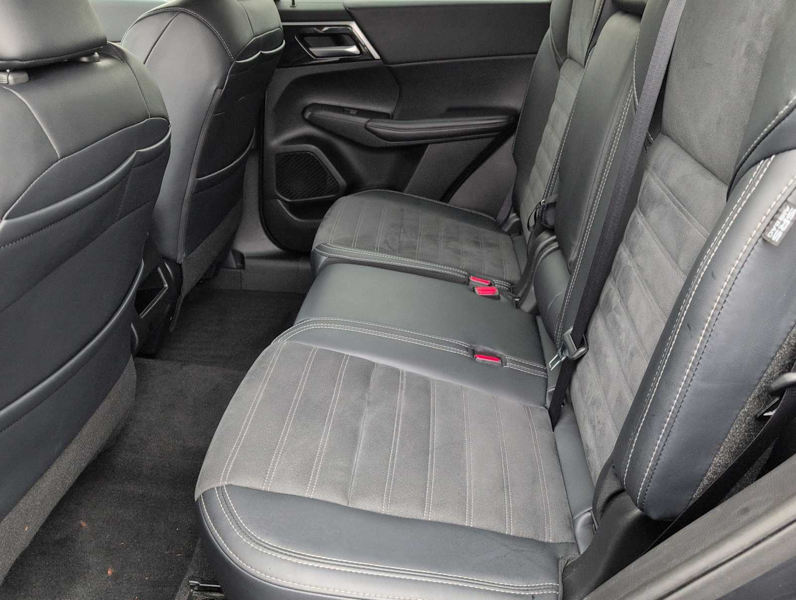 Thumbnail: 2024 Mitsubishi Outlander - 19