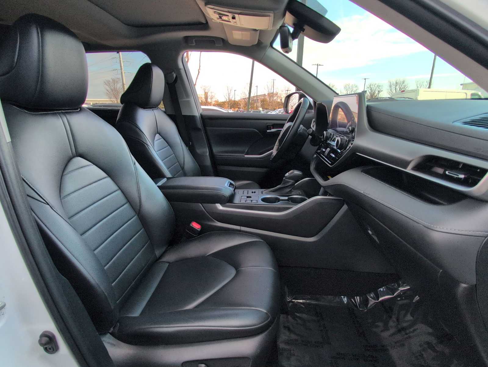 Thumbnail: 2023 Toyota Highlander - 22