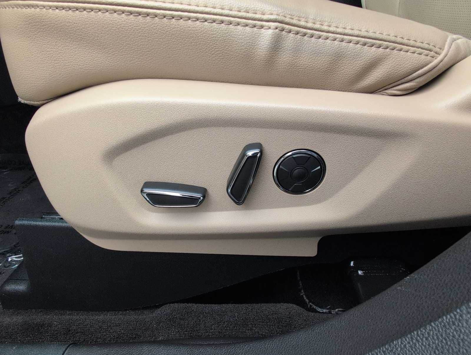 Thumbnail: 2016 Ford Explorer - 17