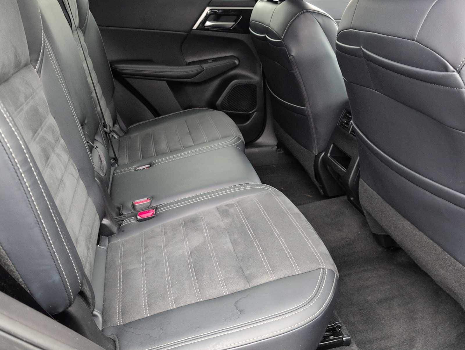 Thumbnail: 2024 Mitsubishi Outlander - 20