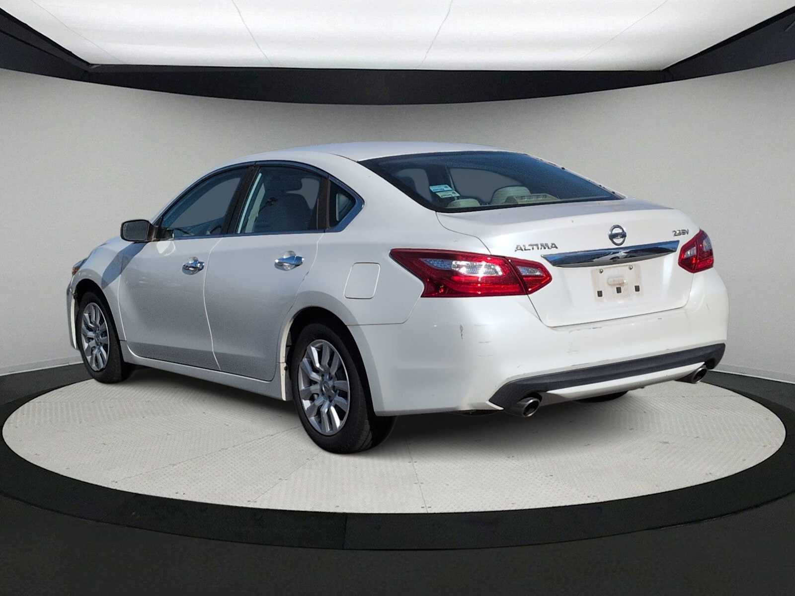 Thumbnail: 2016 Nissan Altima - 6