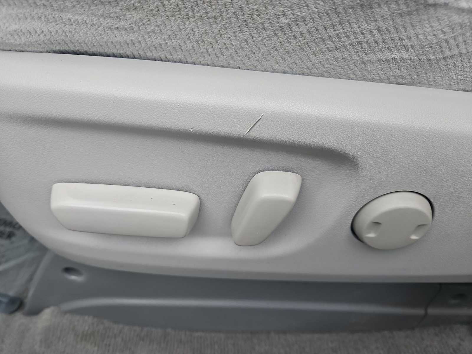 Thumbnail: 2011 Toyota Sienna - 16