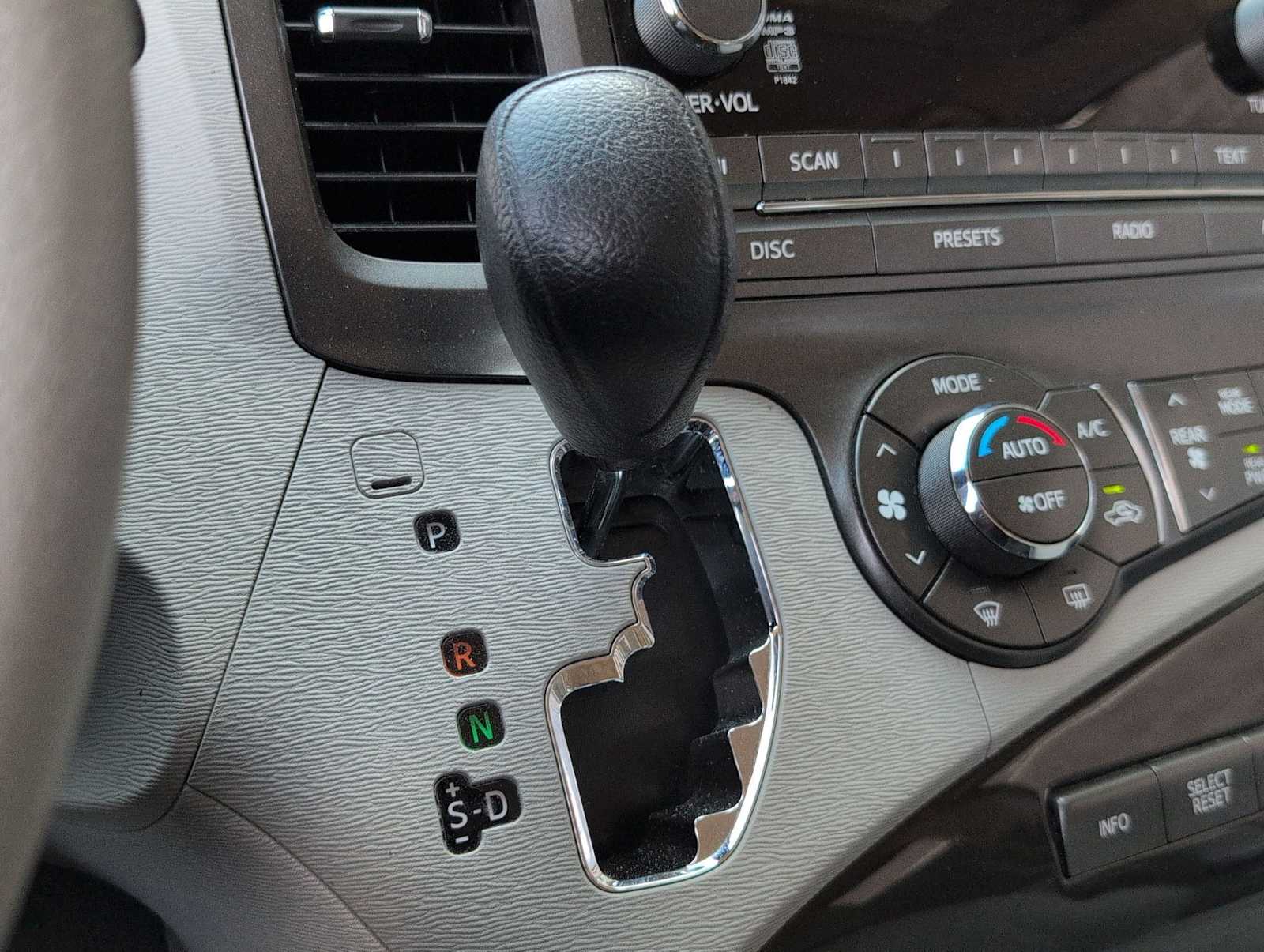 Thumbnail: 2014 Toyota Sienna - 28