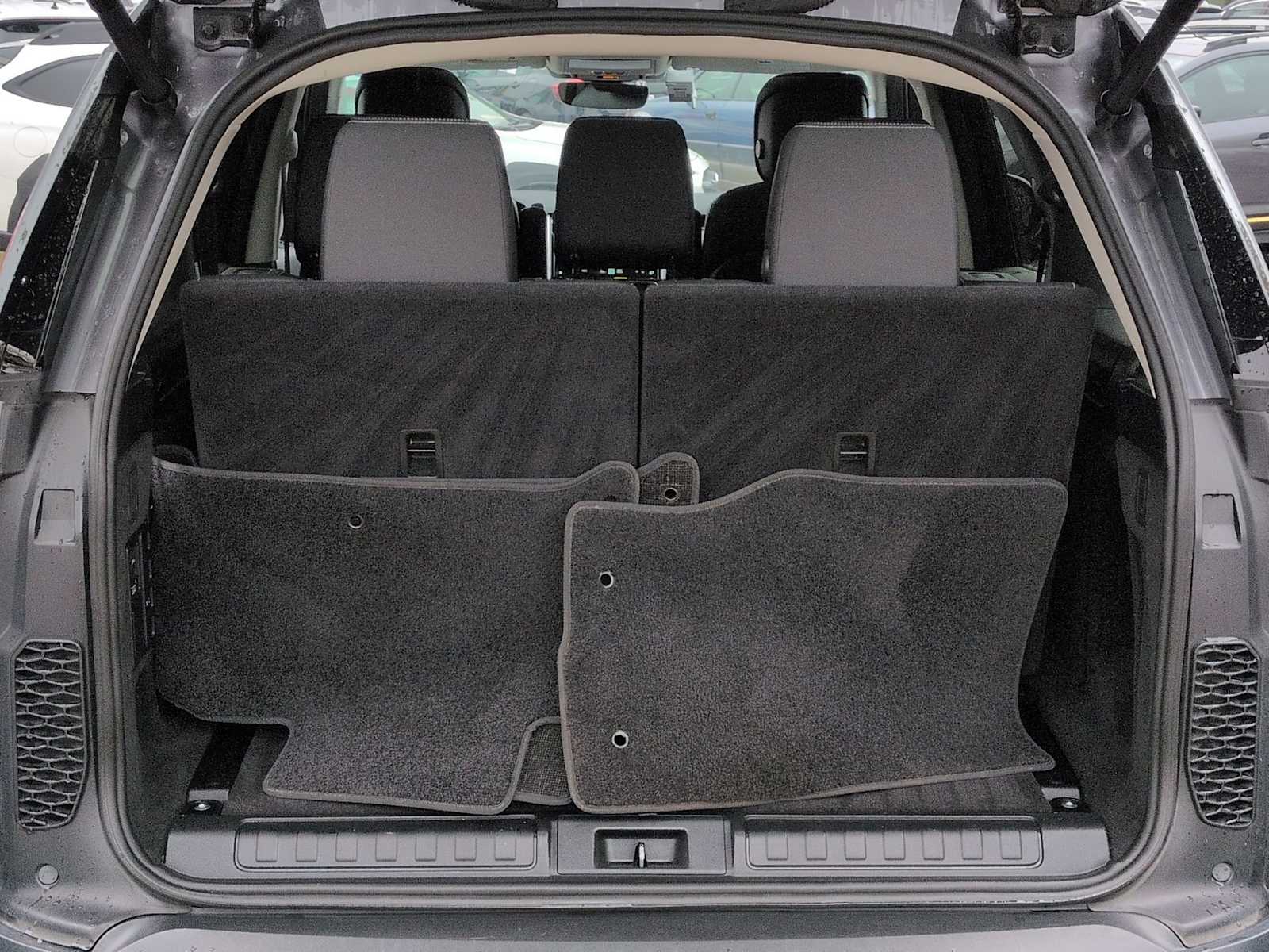 Thumbnail: 2024 Land Rover Discovery - 35