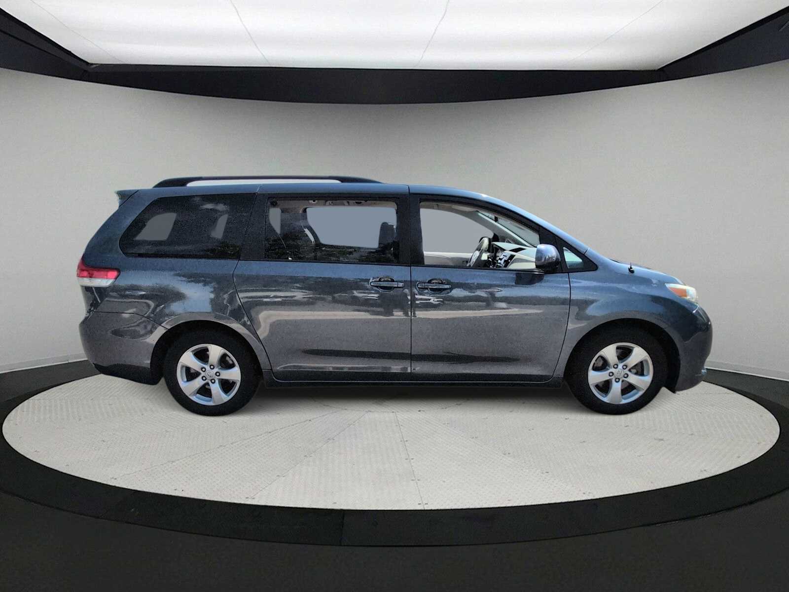 Thumbnail: 2014 Toyota Sienna - 9
