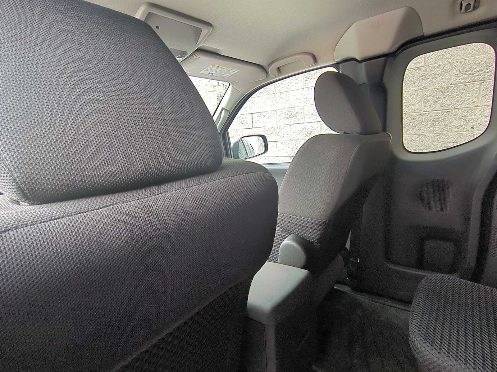 2012 Nissan Frontier SV 11
