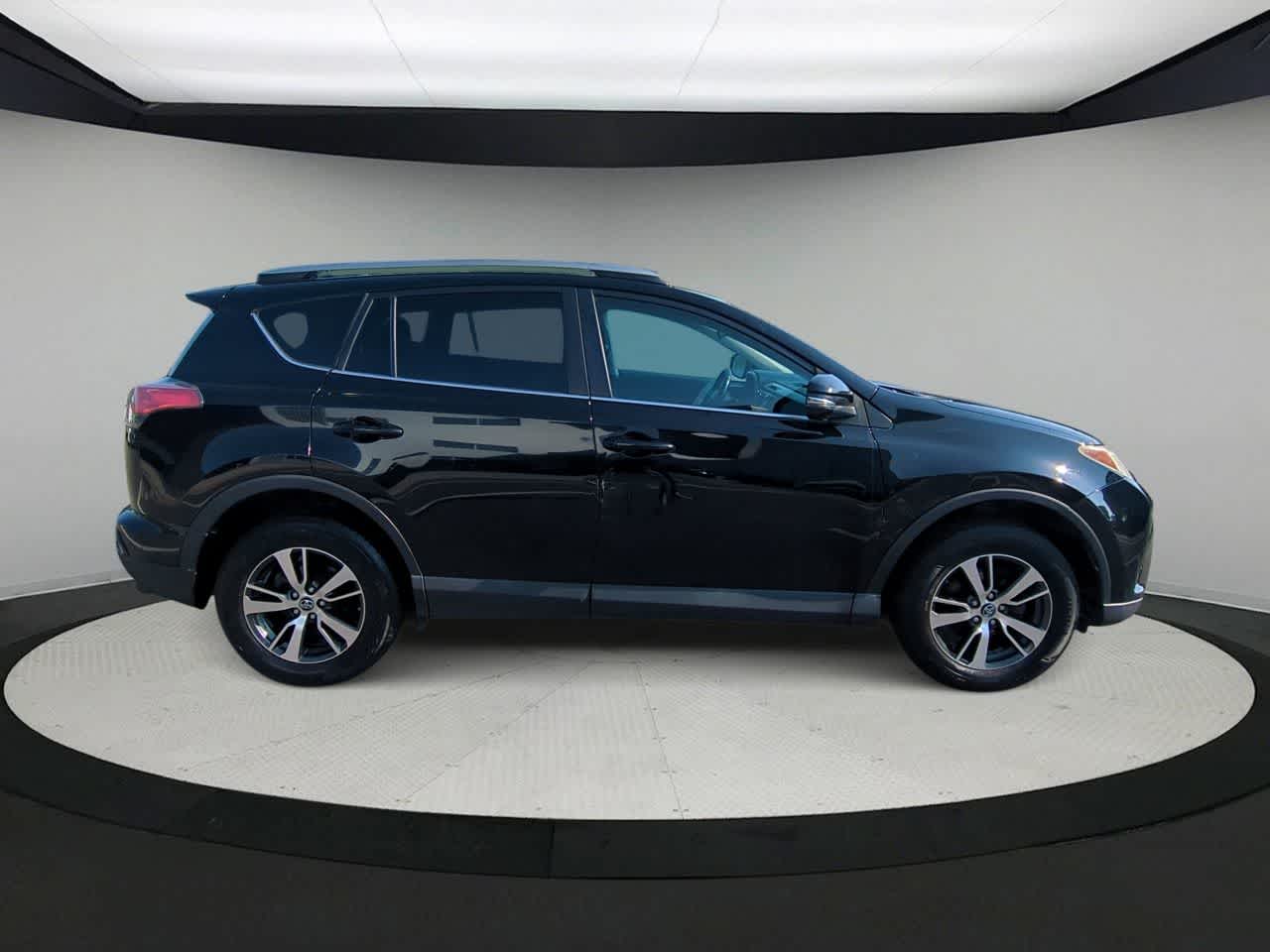 Thumbnail: 2018 Toyota RAV4 - 9