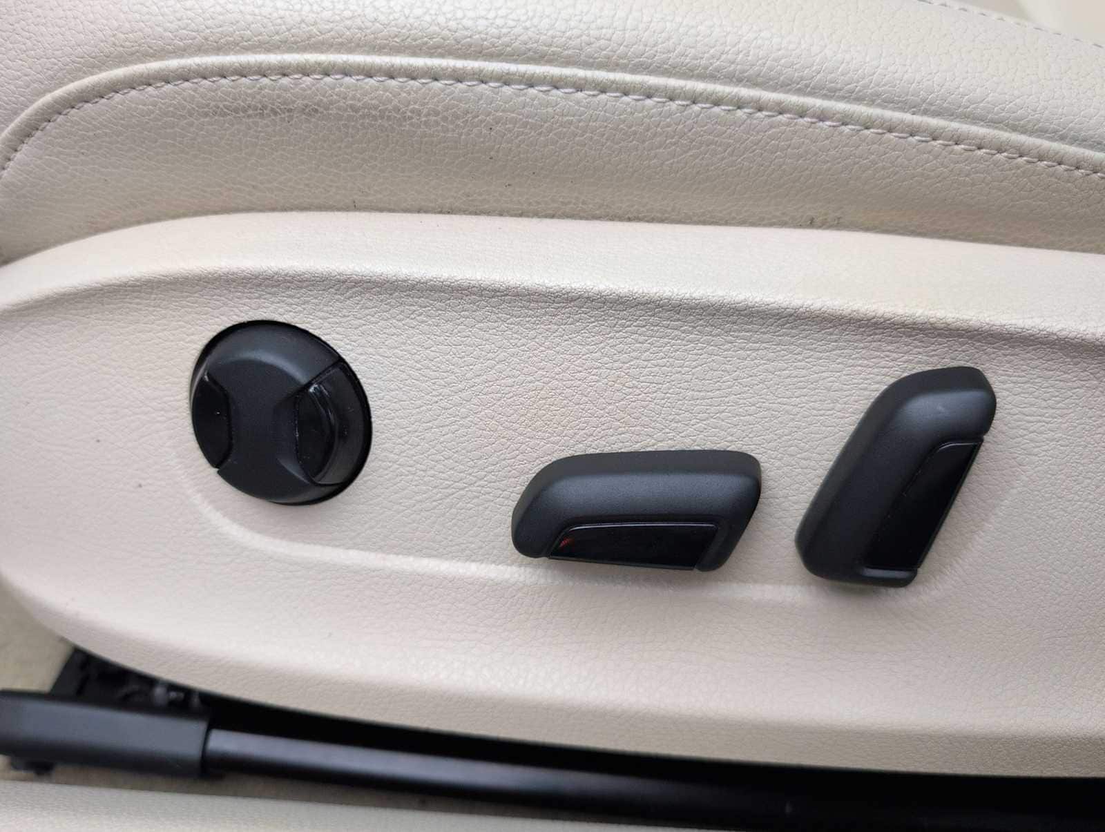 Thumbnail: 2013 Volkswagen Passat - 17