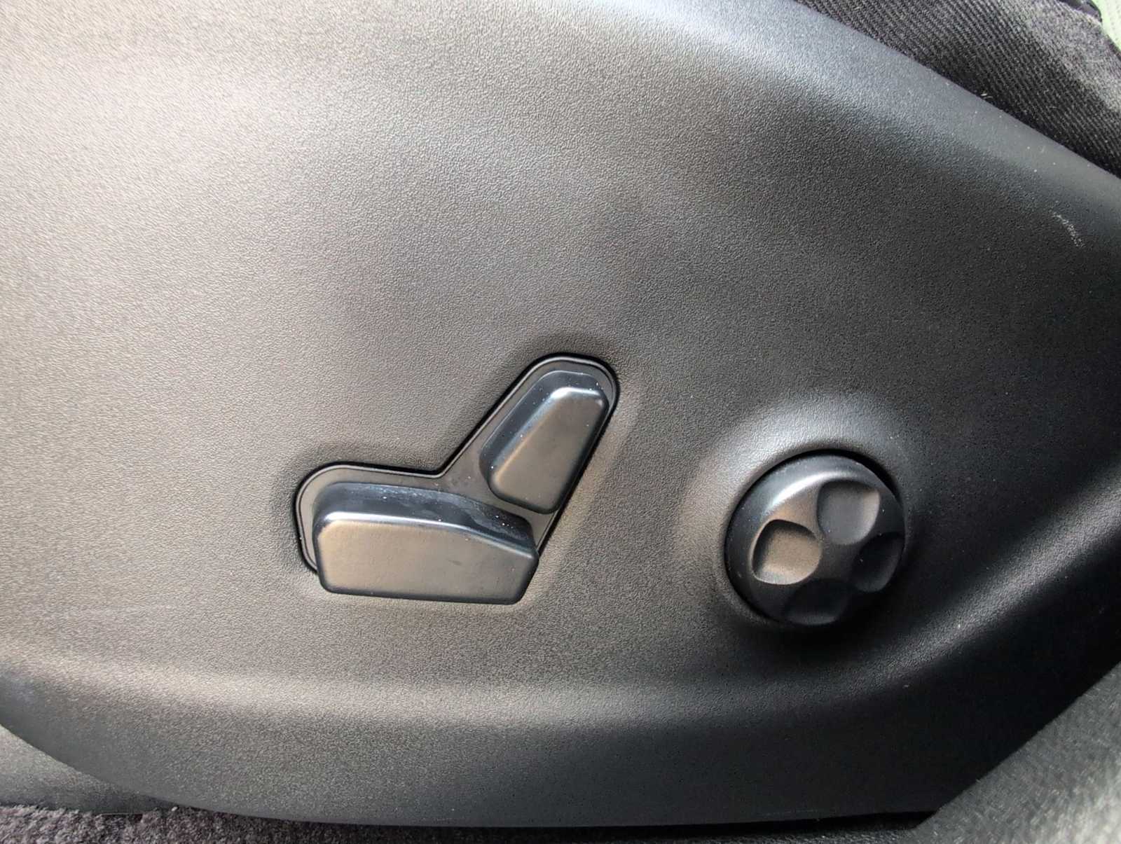 Thumbnail: 2019 Jeep Cherokee - 18