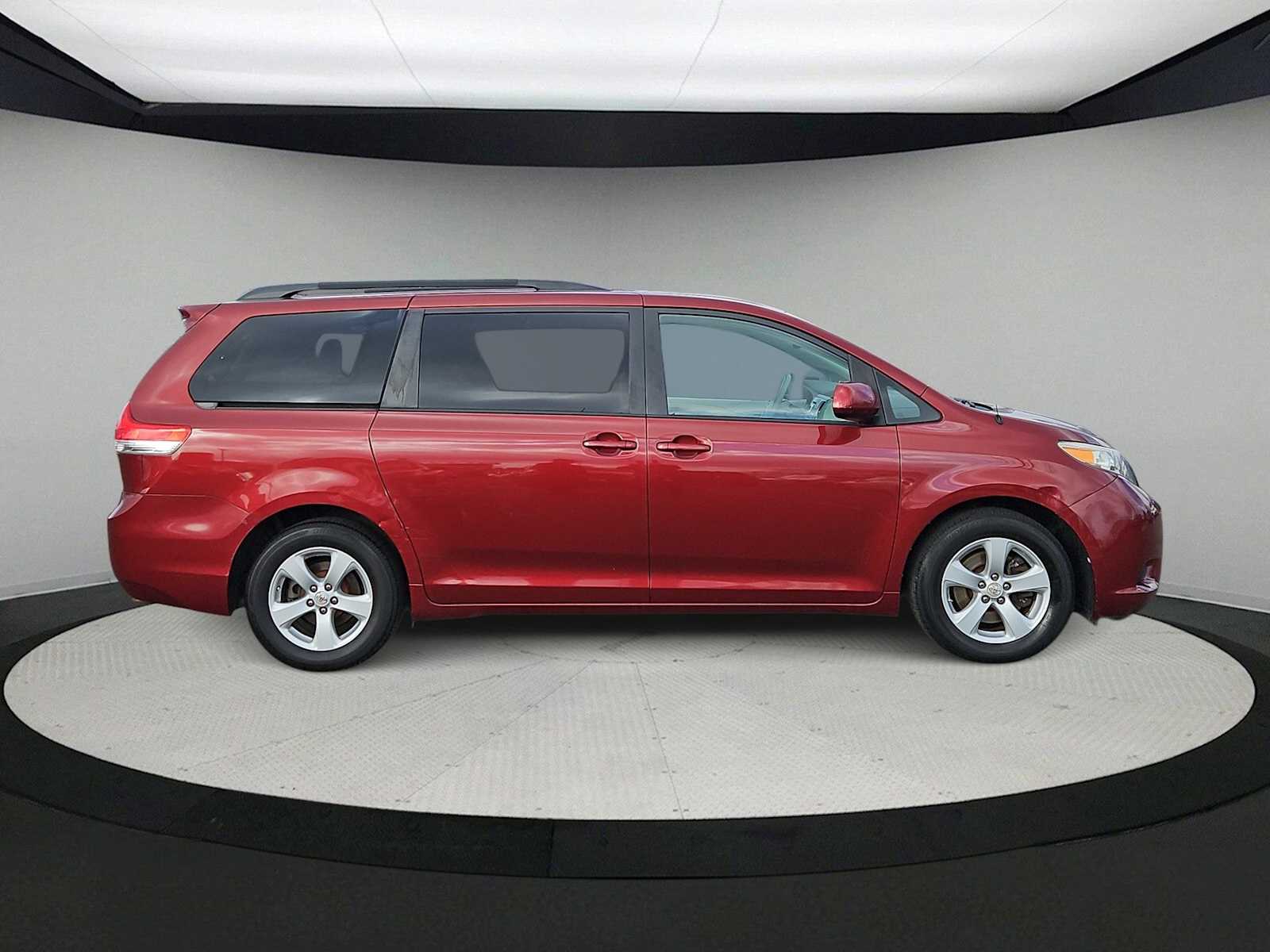 Thumbnail: 2011 Toyota Sienna - 9